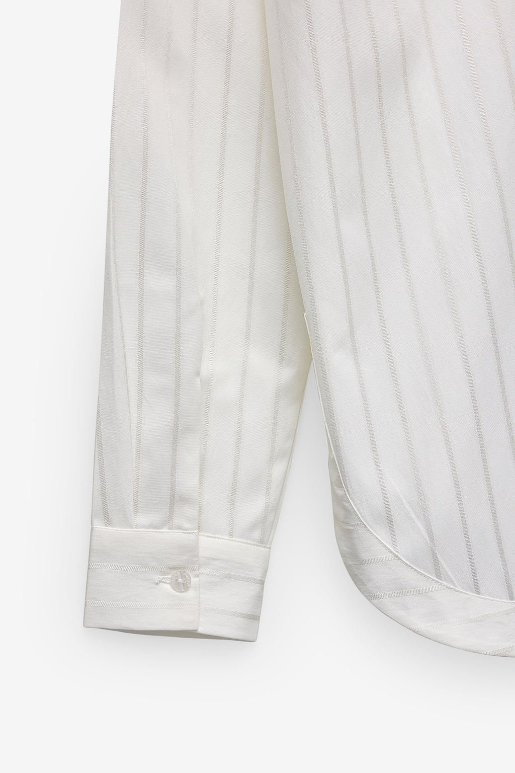 CAMISA LARGA ACETINADA COM RISCAS
