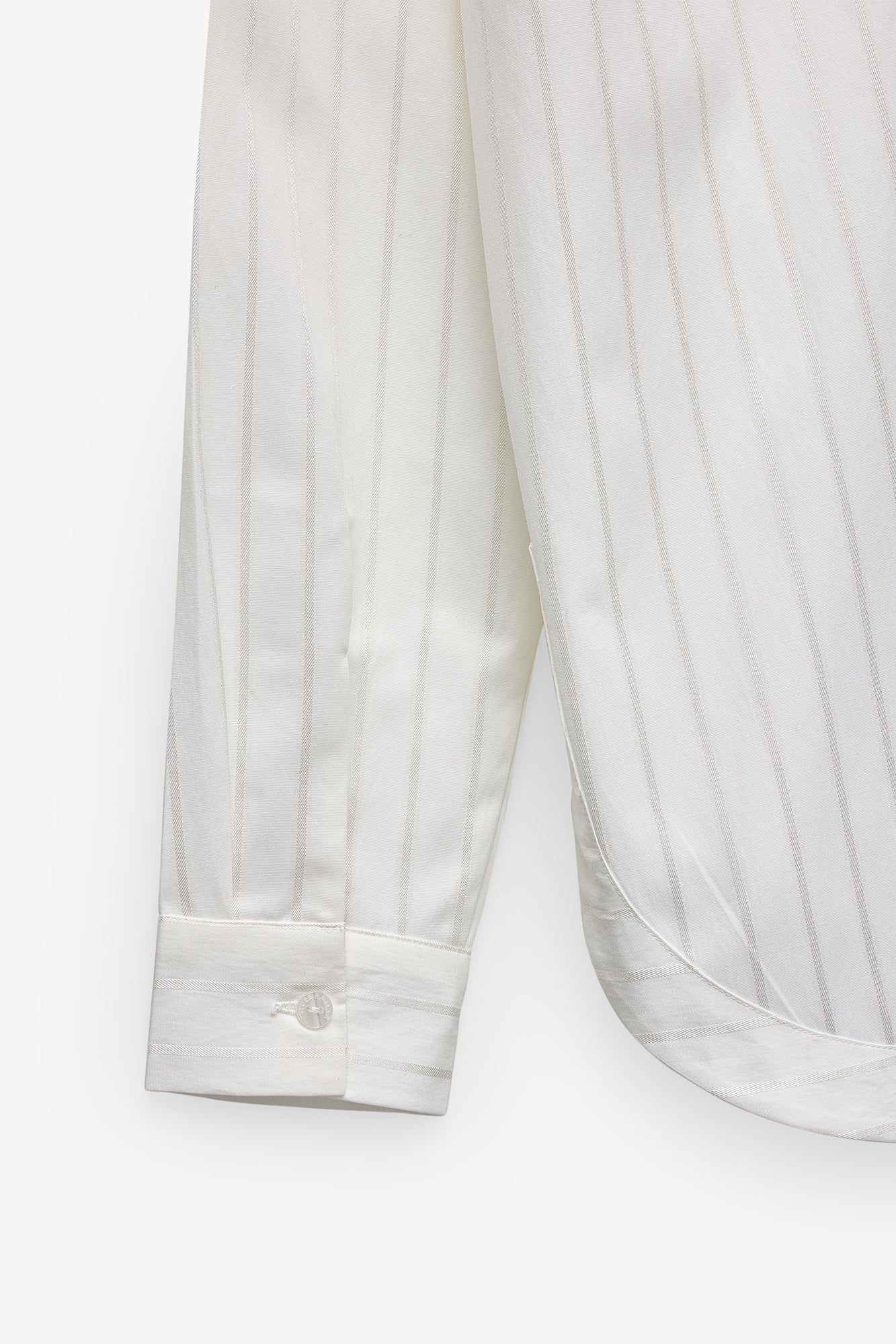 CAMISA LARGA ACETINADA COM RISCAS