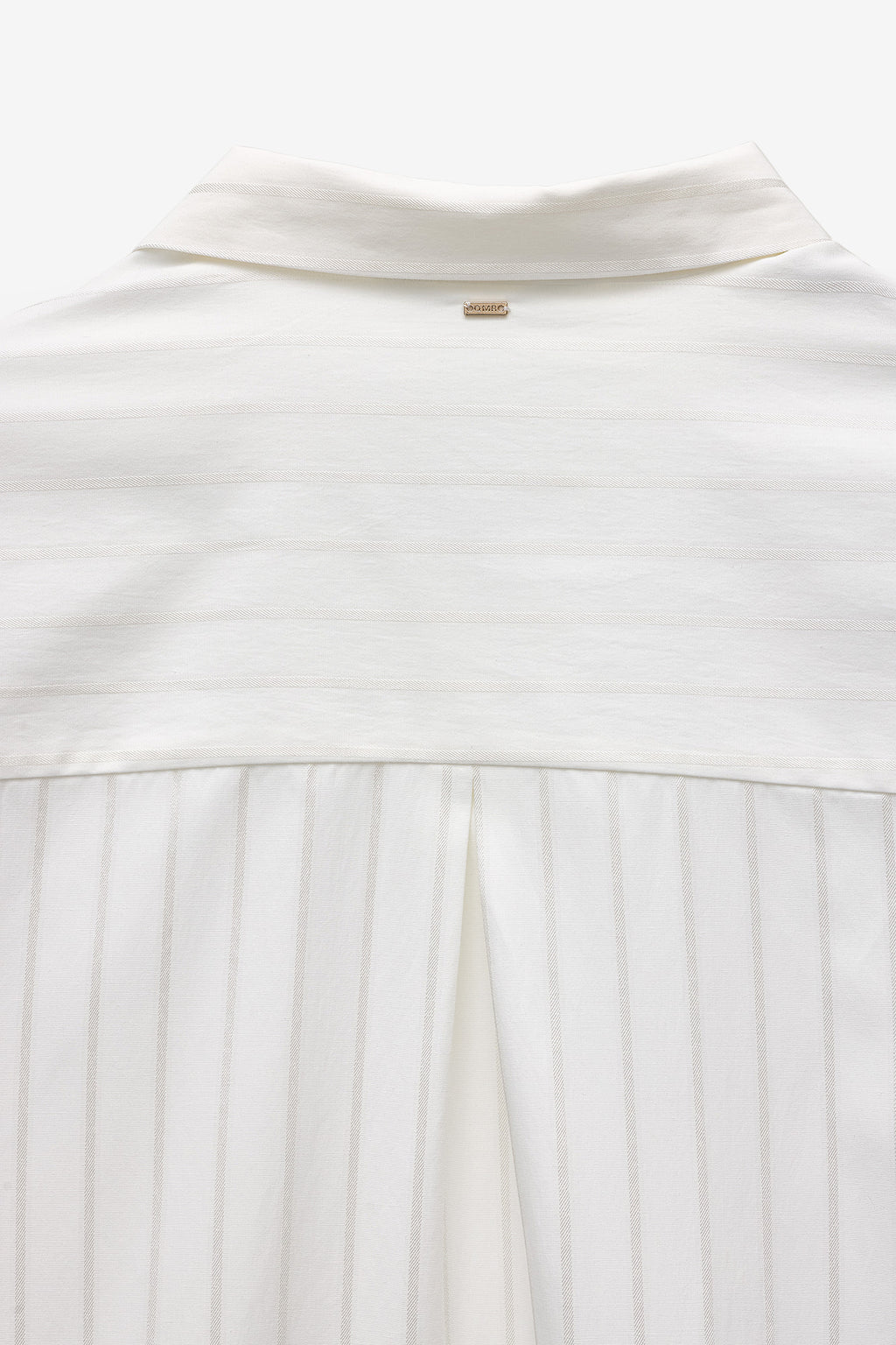 CAMISA LARGA ACETINADA COM RISCAS