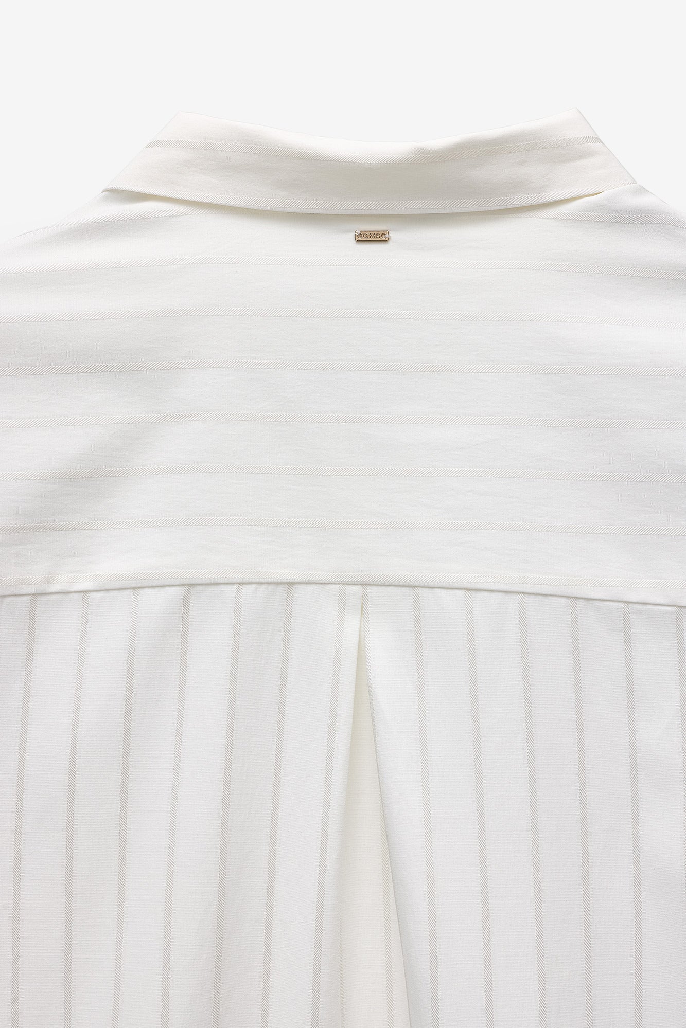 CAMISA LARGA ACETINADA COM RISCAS