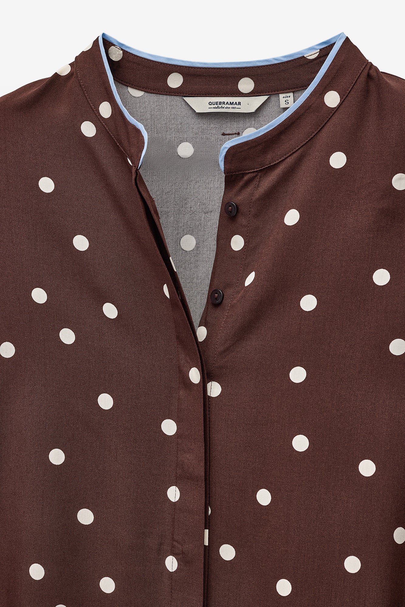 CAMISA POLKA DOTS COM FITA EM CONTRASTE