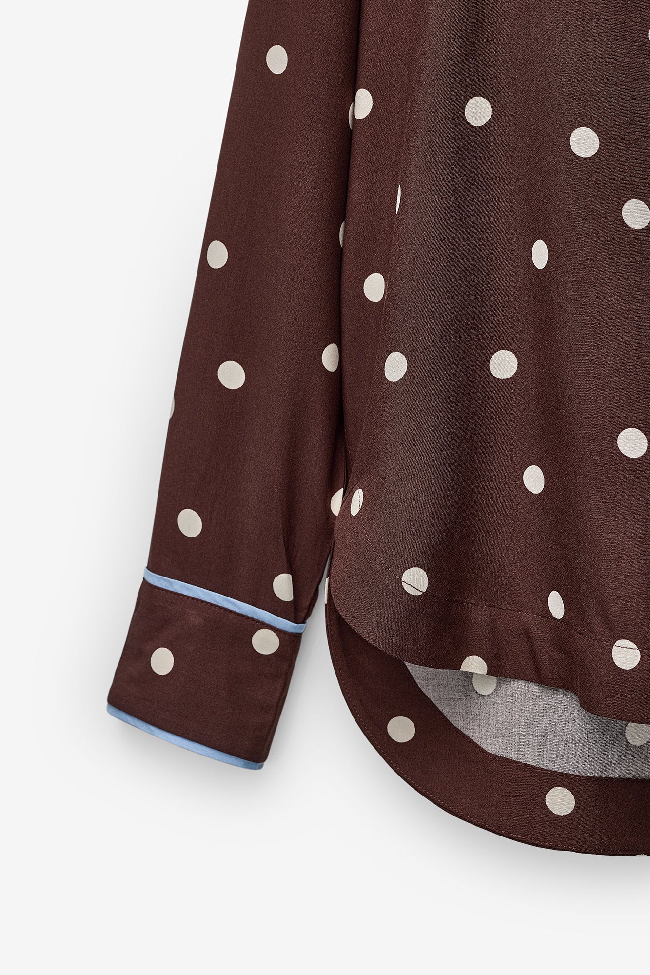 CAMISA POLKA DOTS COM FITA EM CONTRASTE