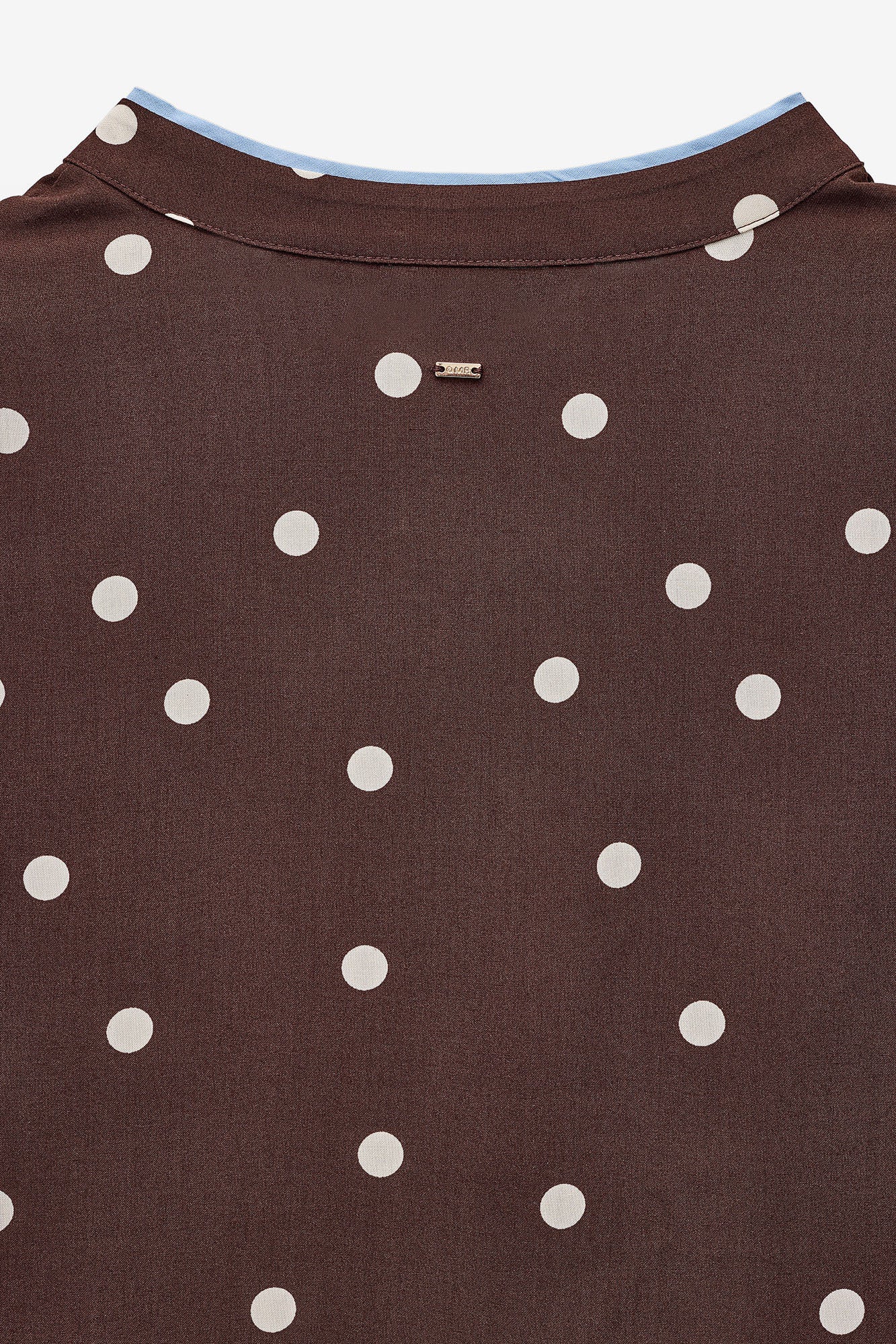 CAMISA POLKA DOTS COM FITA EM CONTRASTE