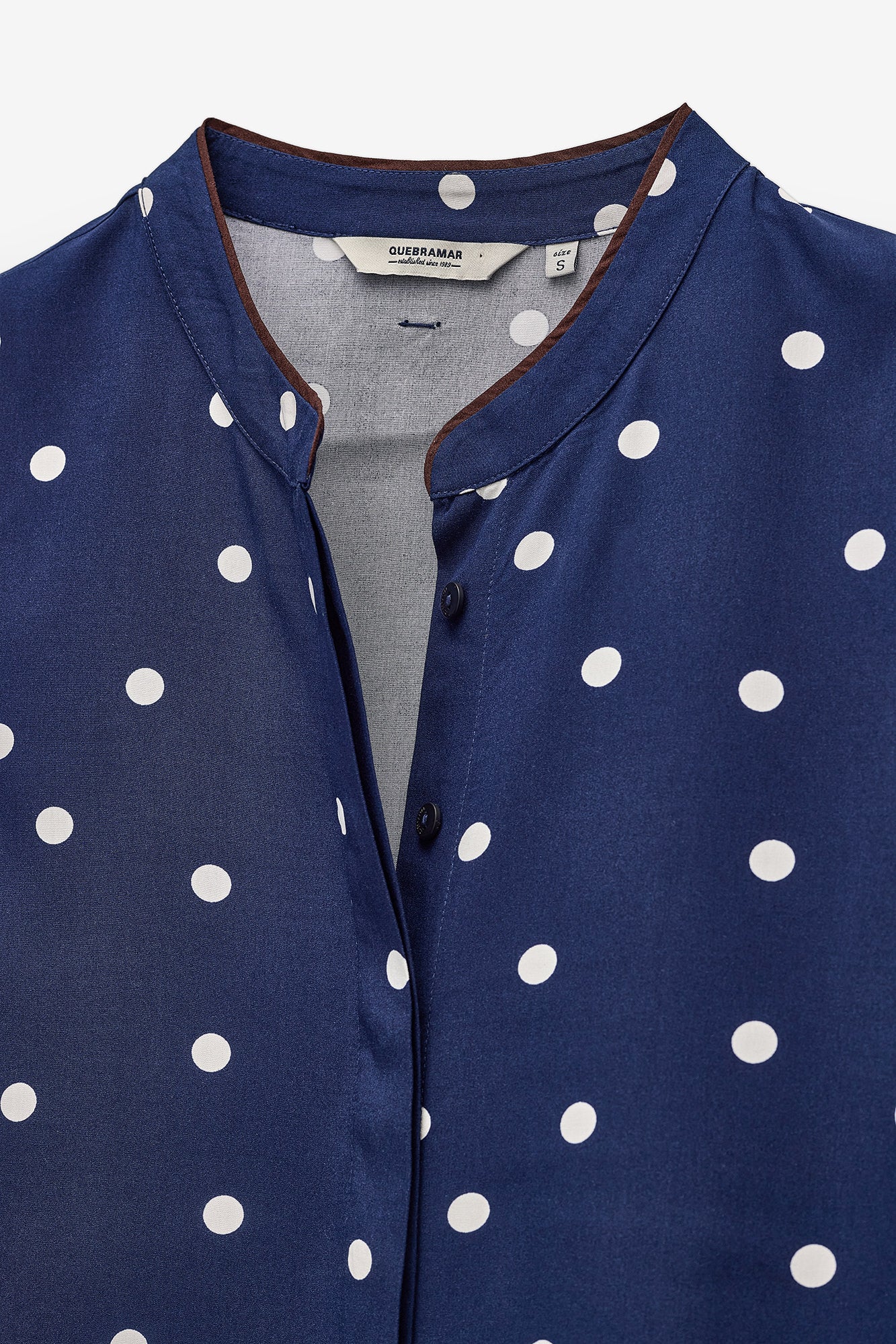 CAMISA POLKA DOTS COM FITA EM CONTRASTE