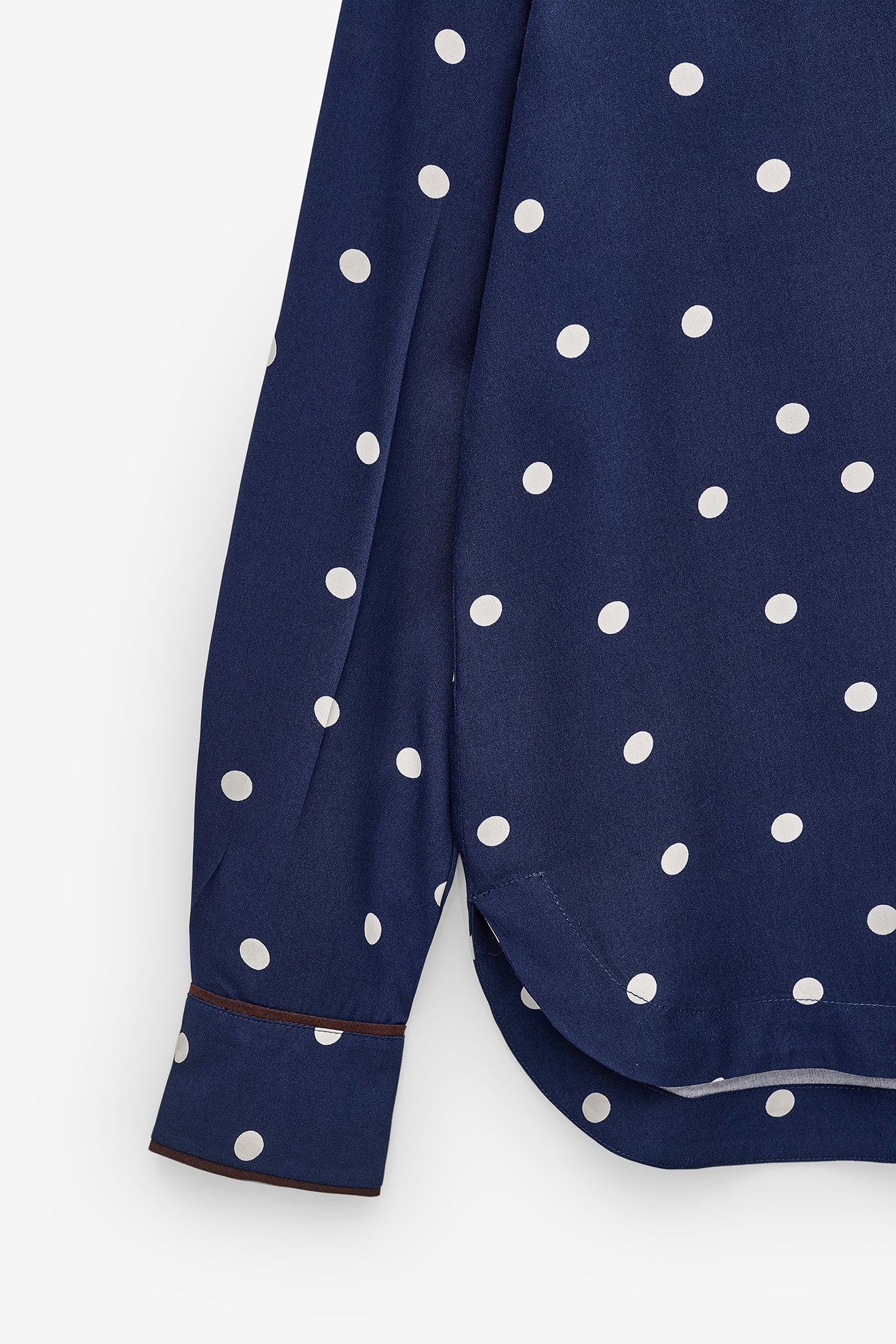 CAMISA POLKA DOTS COM FITA EM CONTRASTE
