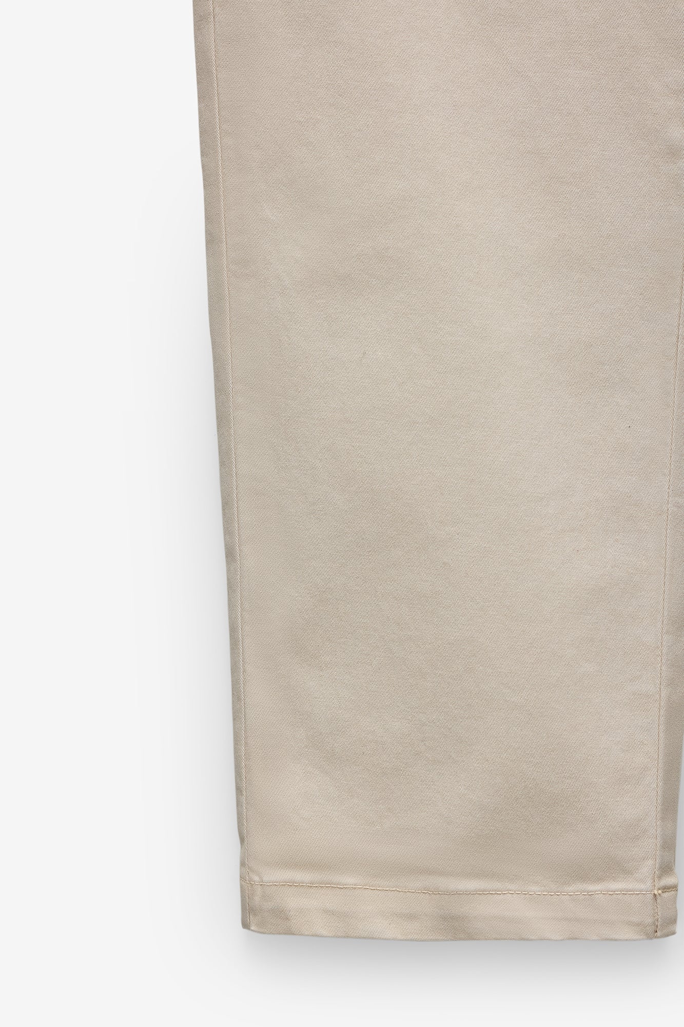 CALÇAS CHINO TAPERED FIT COM PINÇAS