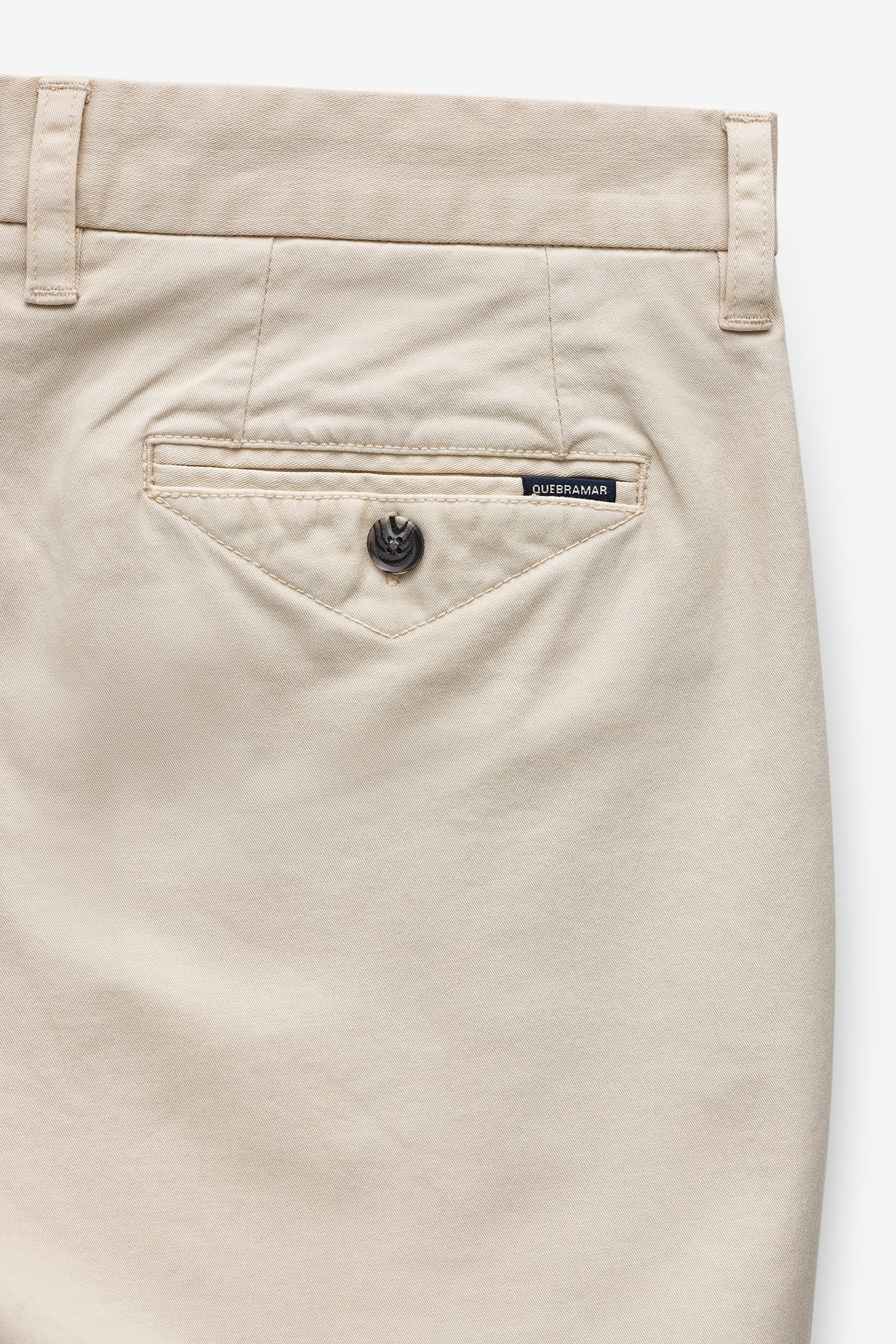 CALÇAS CHINO TAPERED FIT COM PINÇAS