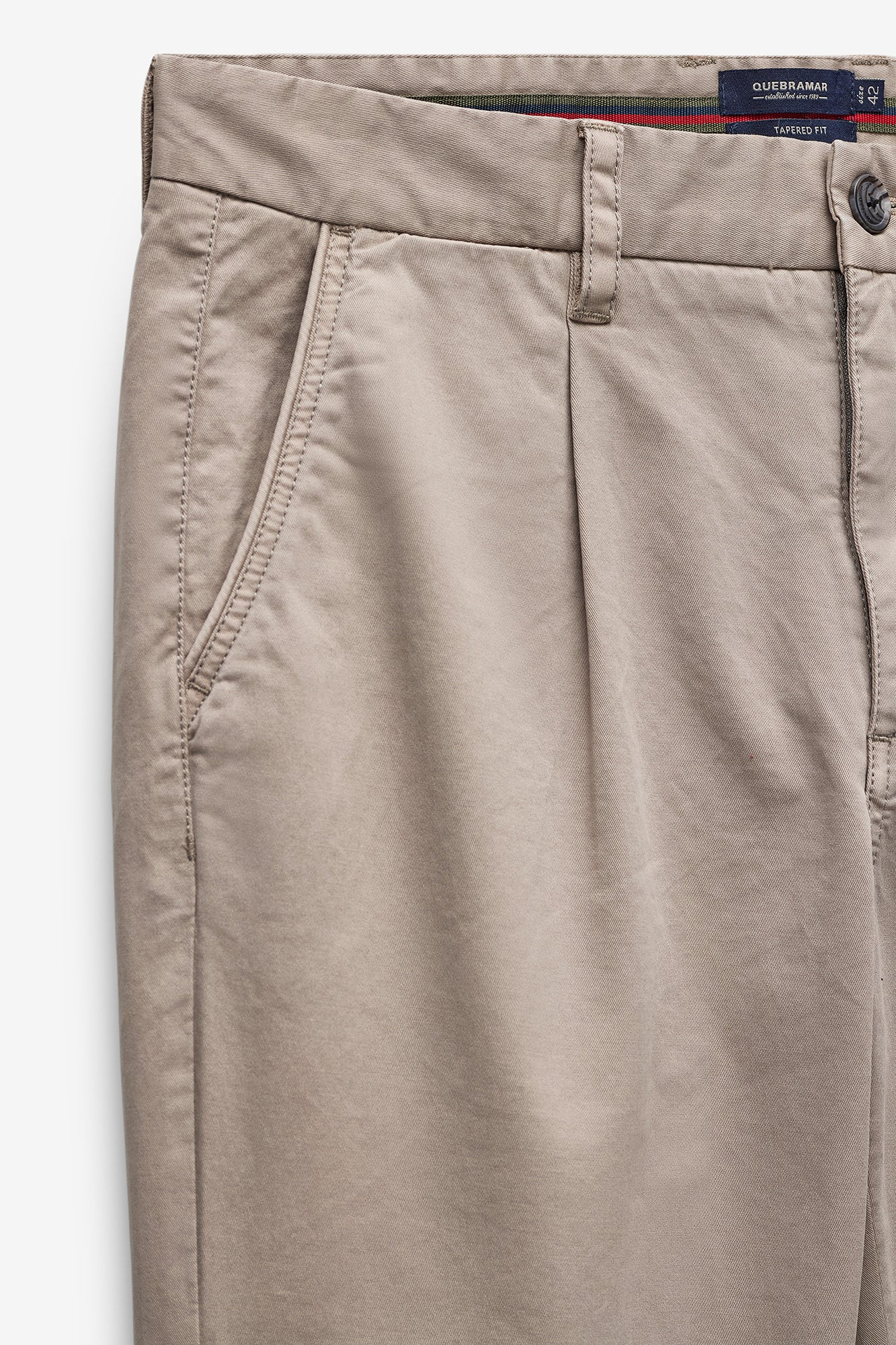 CALÇAS CHINO TAPERED FIT COM PINÇAS
