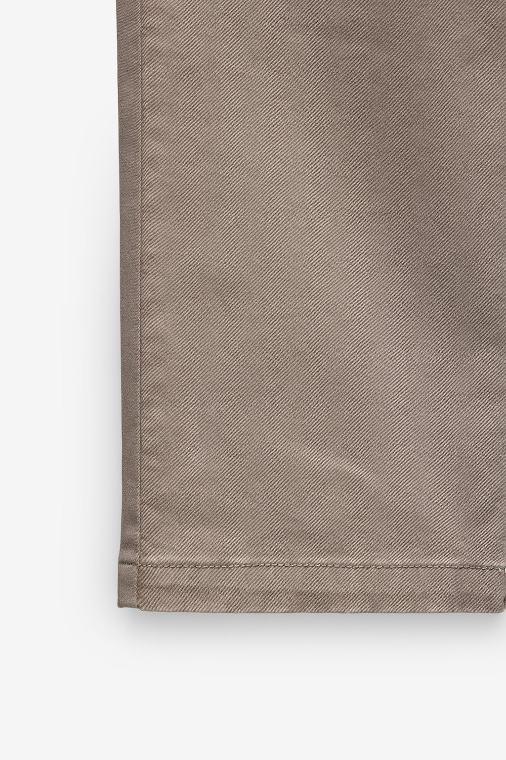 PANTALÓN CHINO TAPERED FIT CON PINZAS