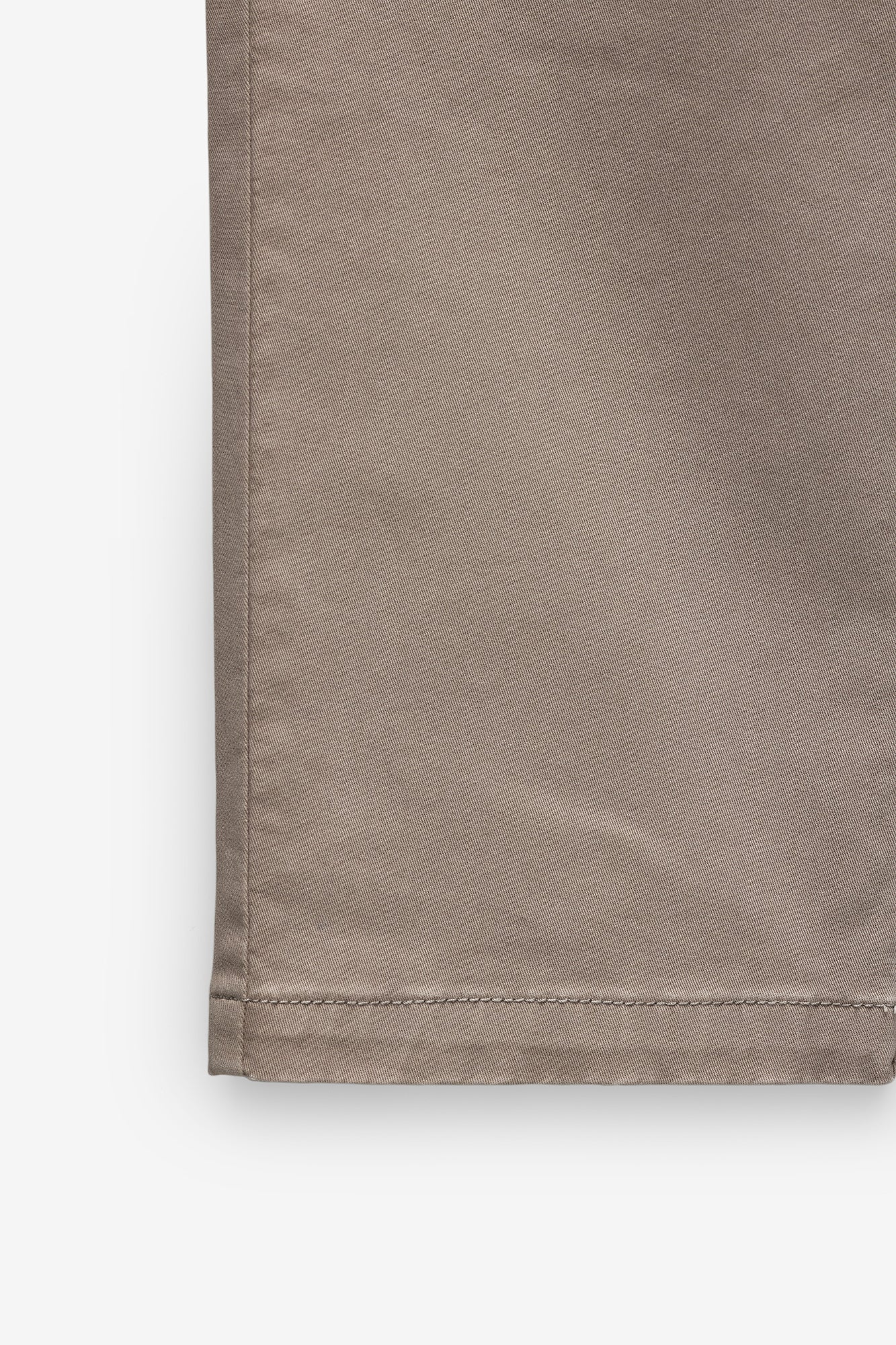 CALÇAS CHINO TAPERED FIT COM PINÇAS
