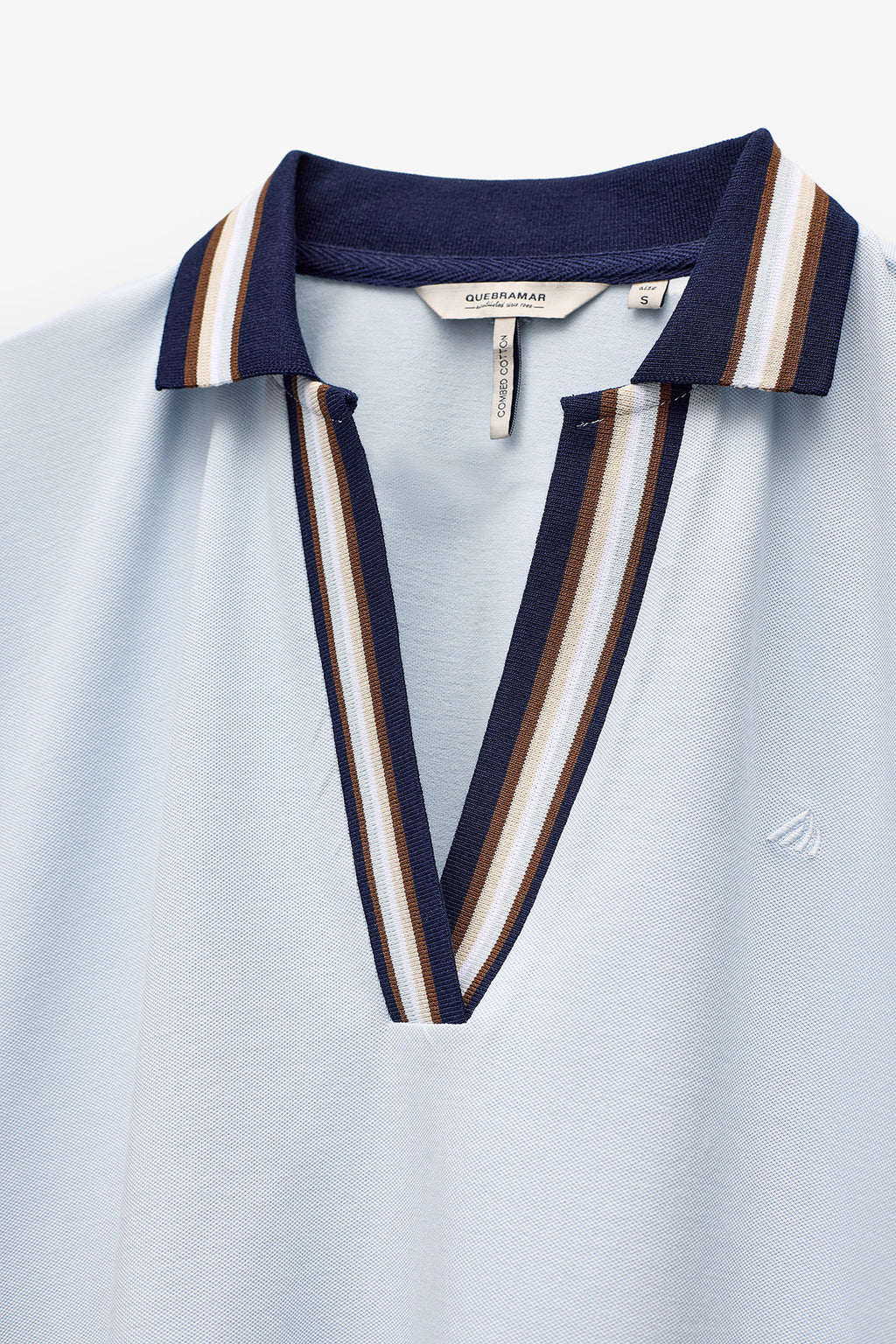 POLO CON TAPETA EN CONTRASTE