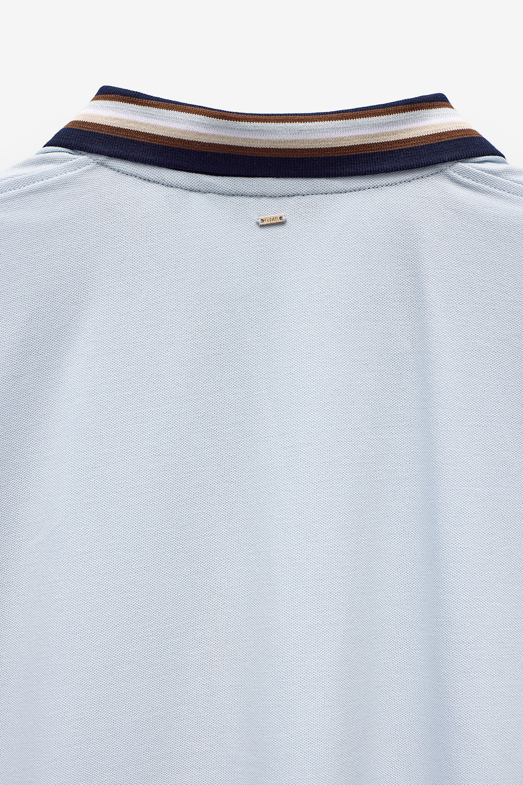 POLO CON TAPETA EN CONTRASTE