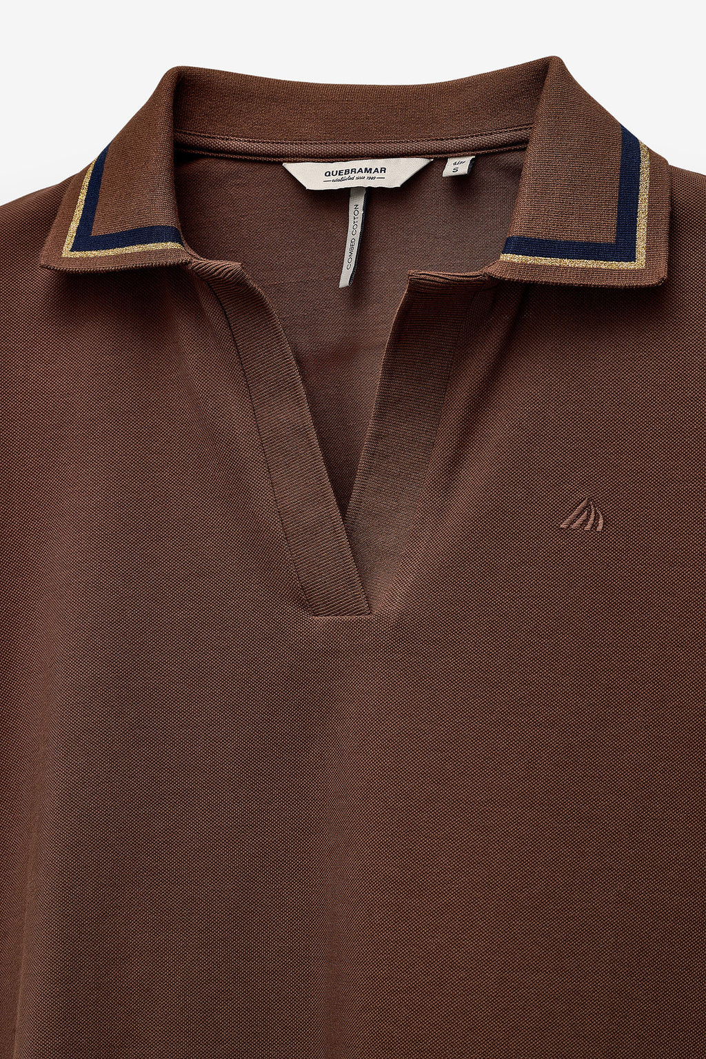 POLO CON CONTRASTES EN CUELLO Y MANGAS