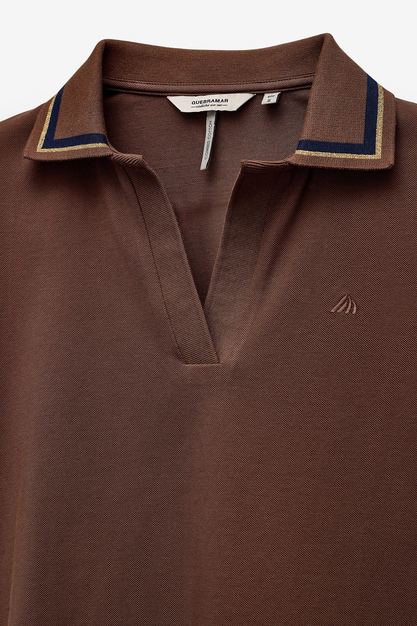 POLO COM CONTRASTES NA GOLA E MANGAS
