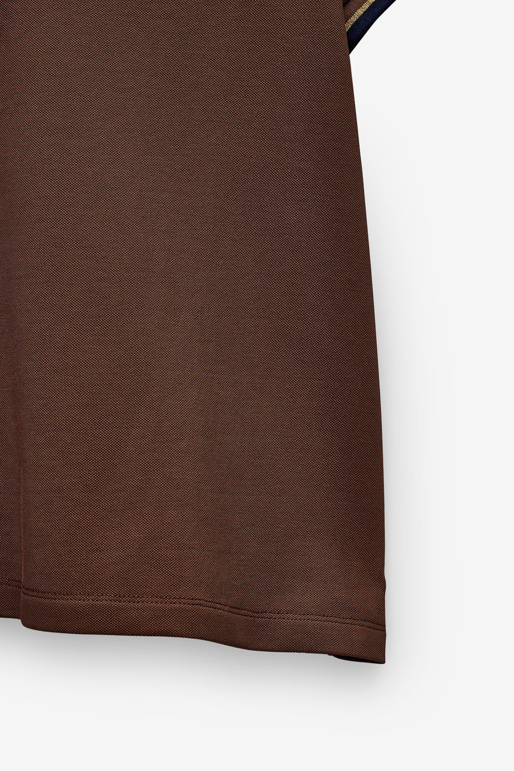 POLO CON CONTRASTES EN CUELLO Y MANGAS