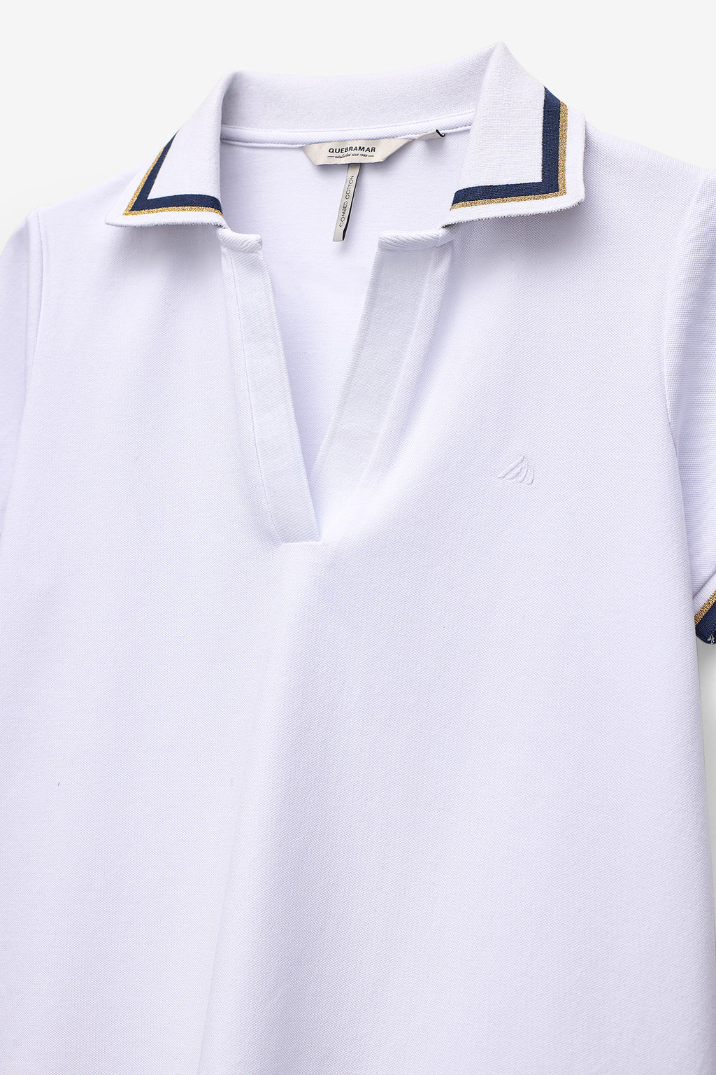 POLO CON CONTRASTES EN CUELLO Y MANGAS