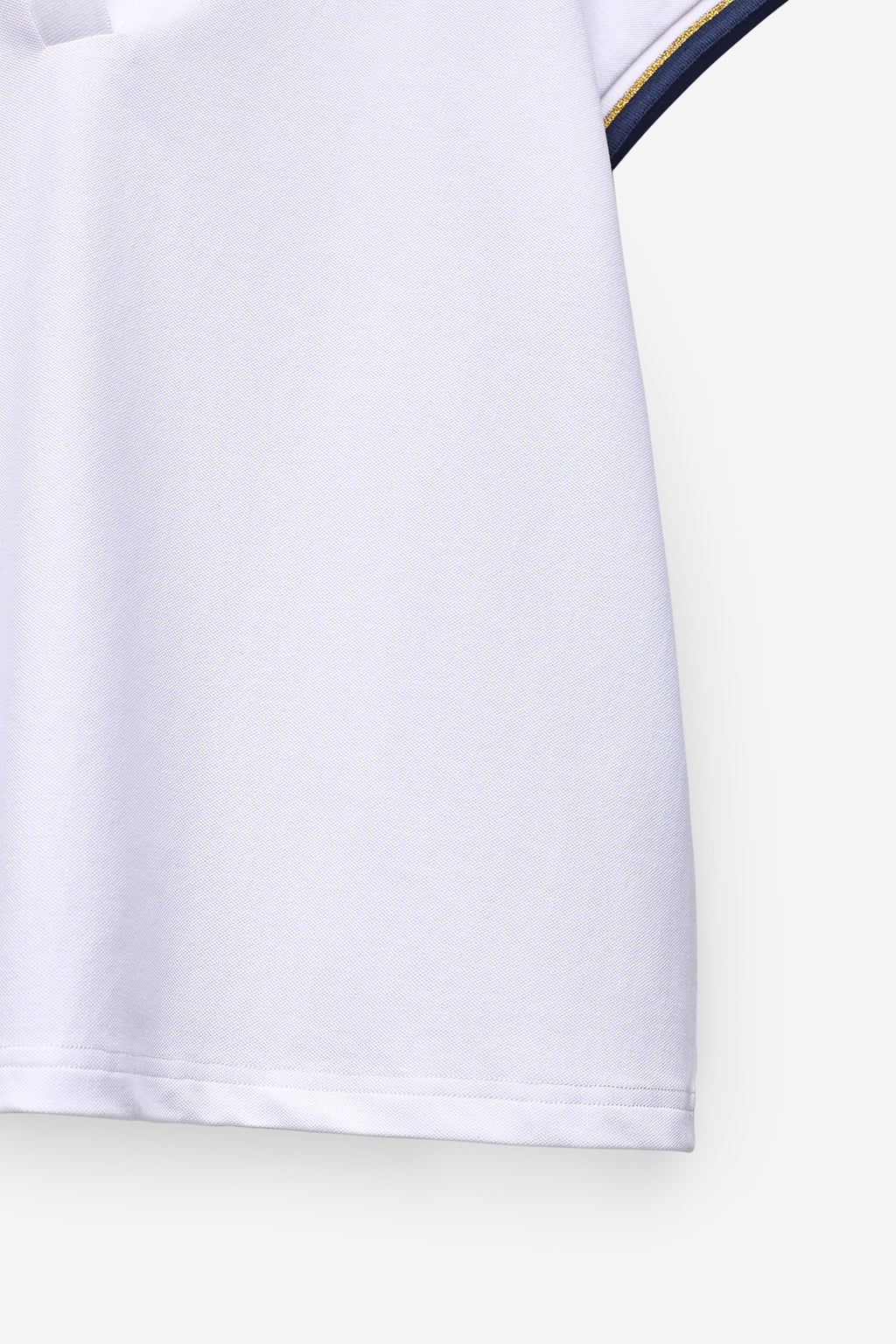 POLO CON CONTRASTES EN CUELLO Y MANGAS