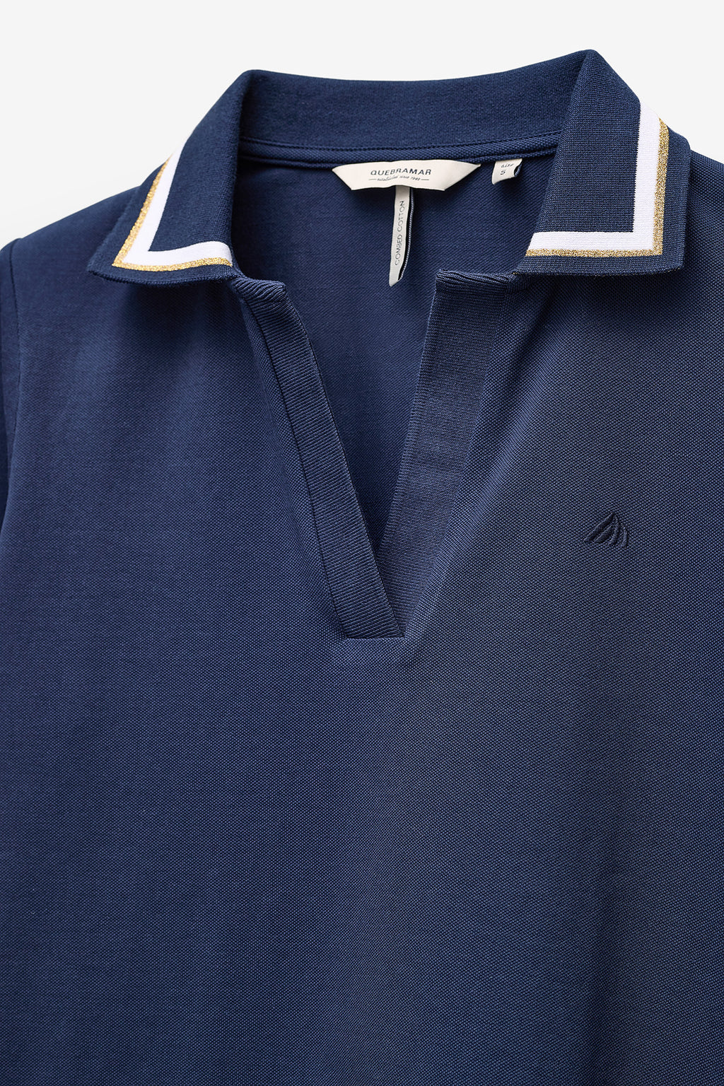 POLO CON CONTRASTES EN CUELLO Y MANGAS