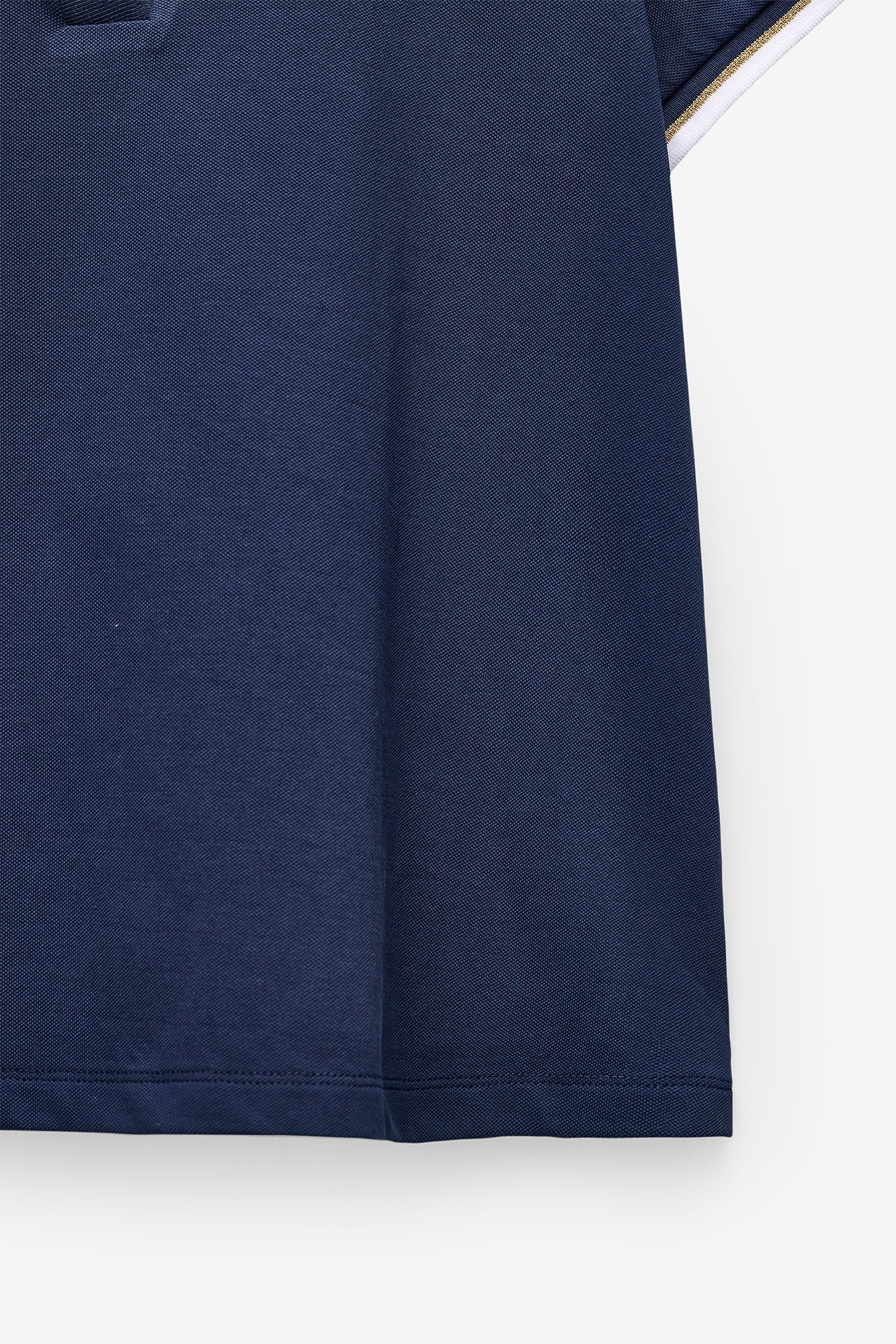 POLO CON CONTRASTES EN CUELLO Y MANGAS