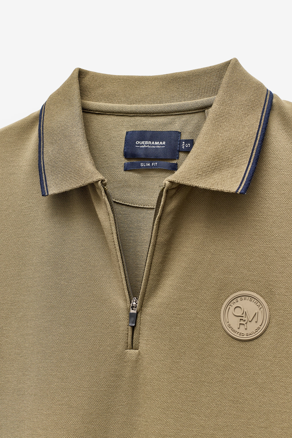 POLO SLIM FIT EM PIQUET COM FECHO