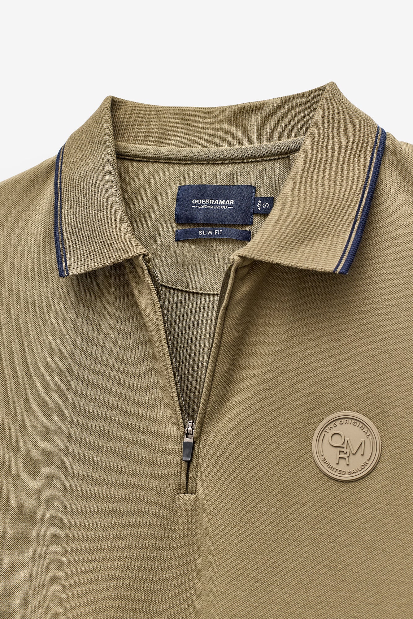 POLO SLIM FIT EM PIQUET COM FECHO