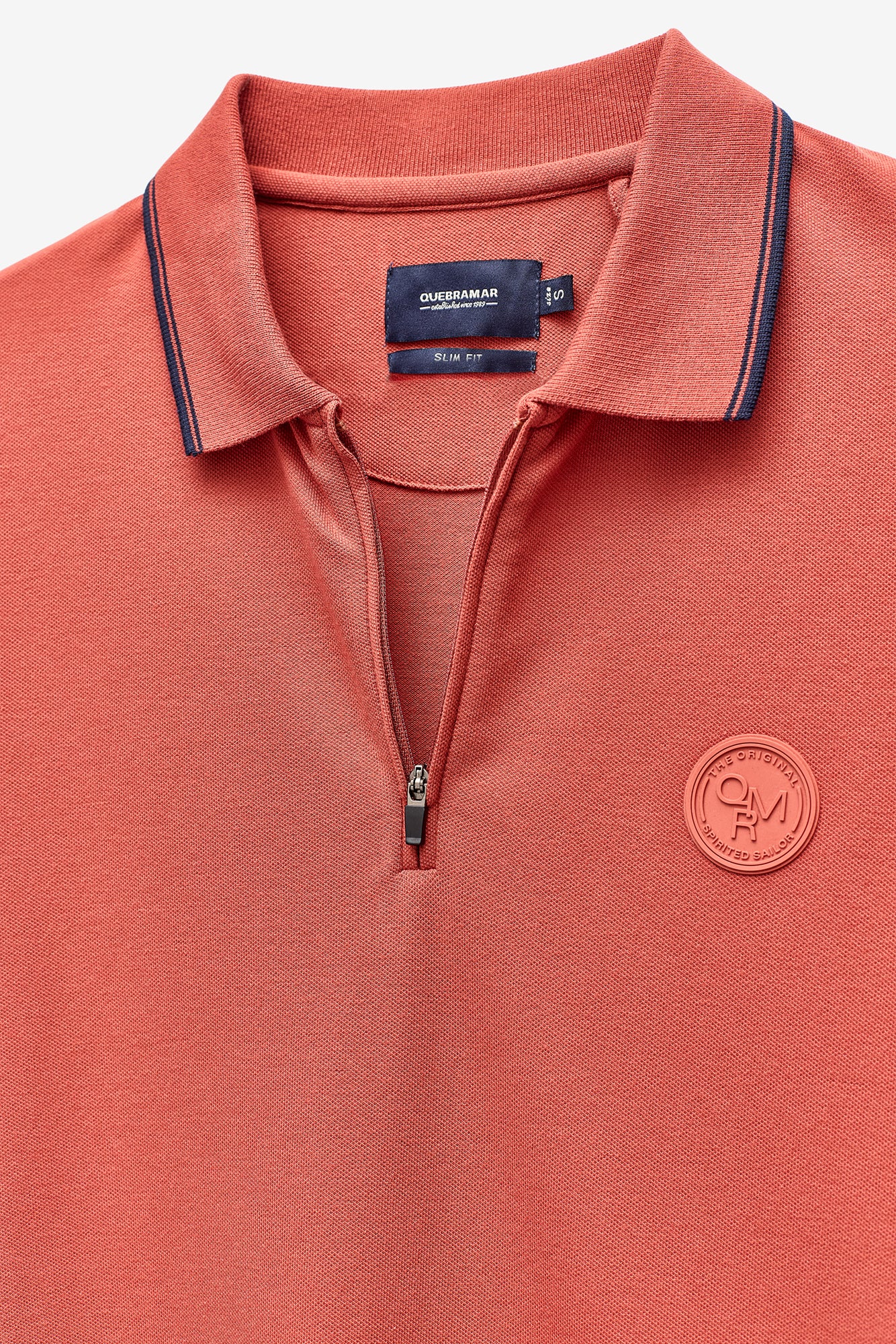 POLO SLIM FIT EM PIQUET COM FECHO