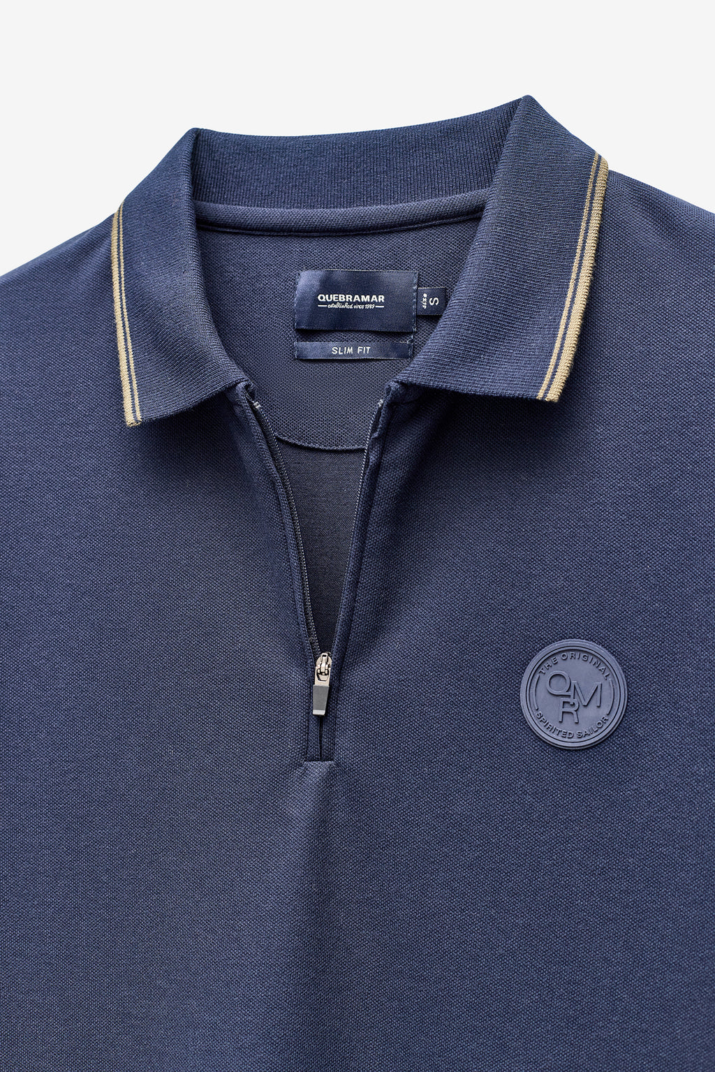 POLO SLIM FIT EM PIQUET COM FECHO
