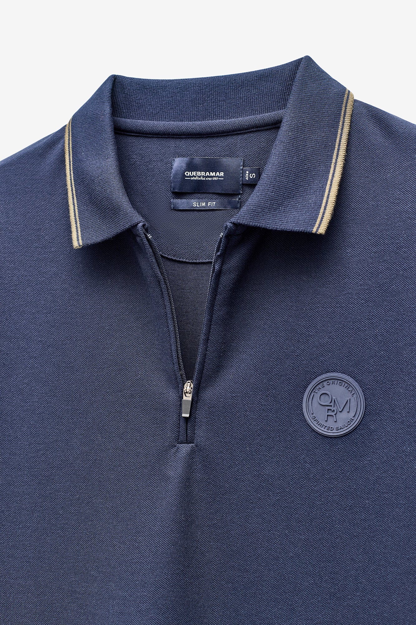 POLO SLIM FIT EM PIQUET COM FECHO