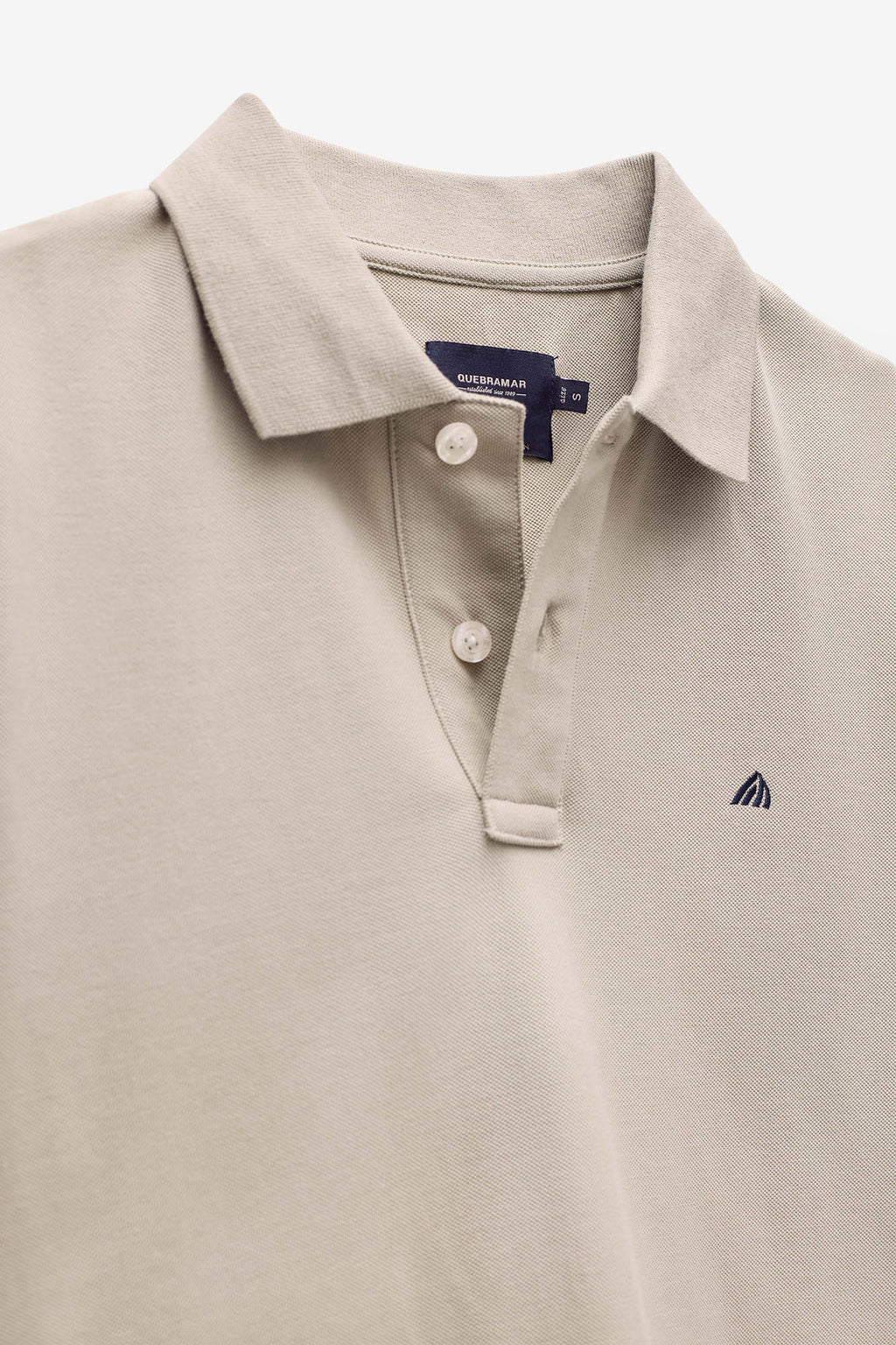 POLO BÁSICO CON LOGO A CONTRASTE