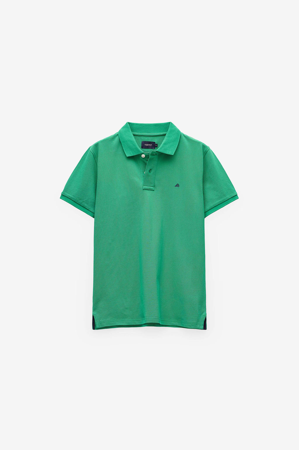 POLO BÁSICO CON LOGO EN CONTRASTE