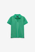 POLO BÁSICO CON LOGO EN CONTRASTE