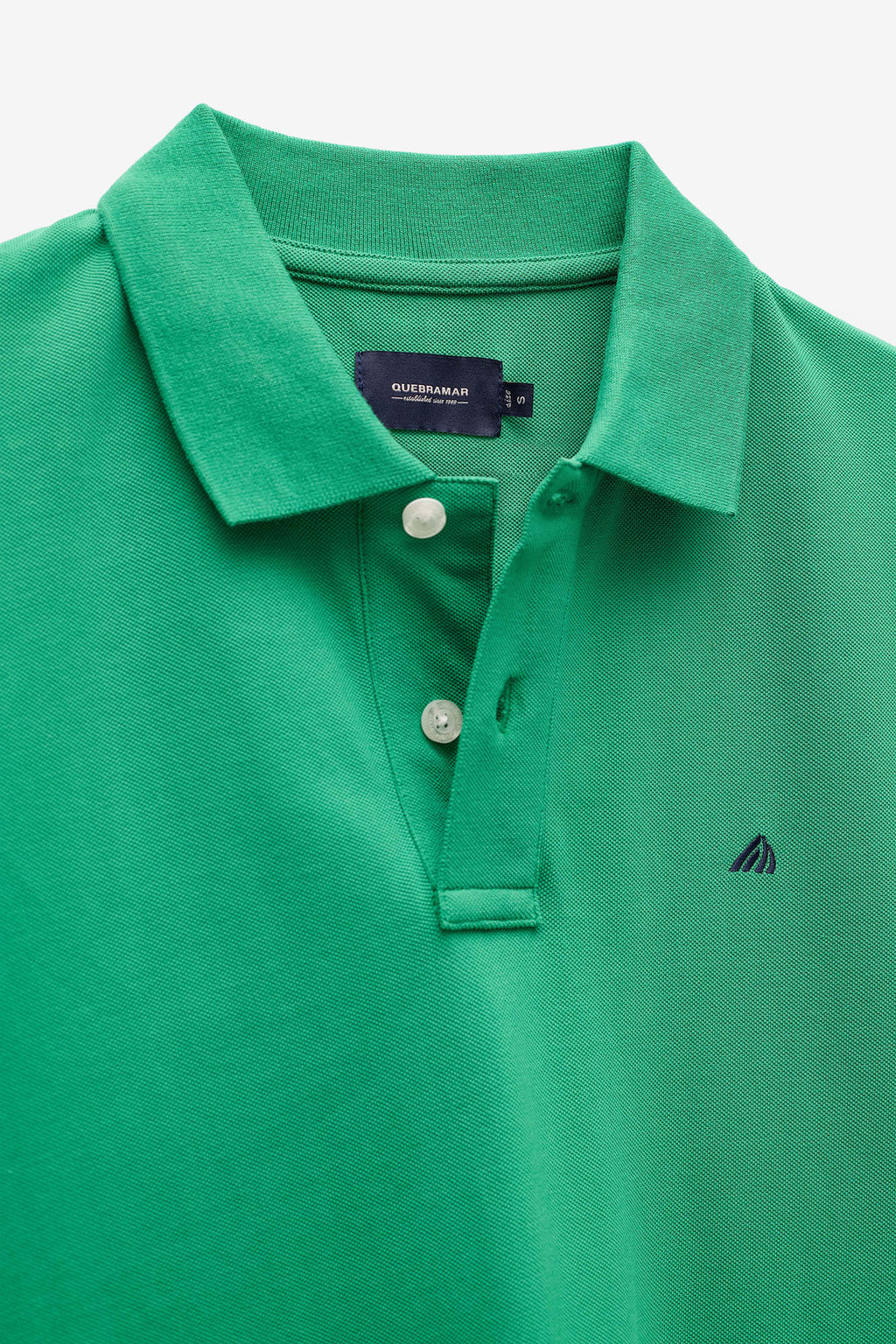 POLO BÁSICO CON LOGO EN CONTRASTE