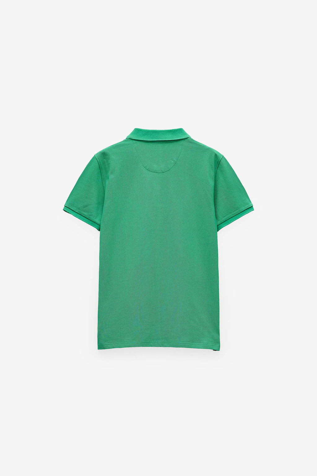 POLO BÁSICO CON LOGO EN CONTRASTE