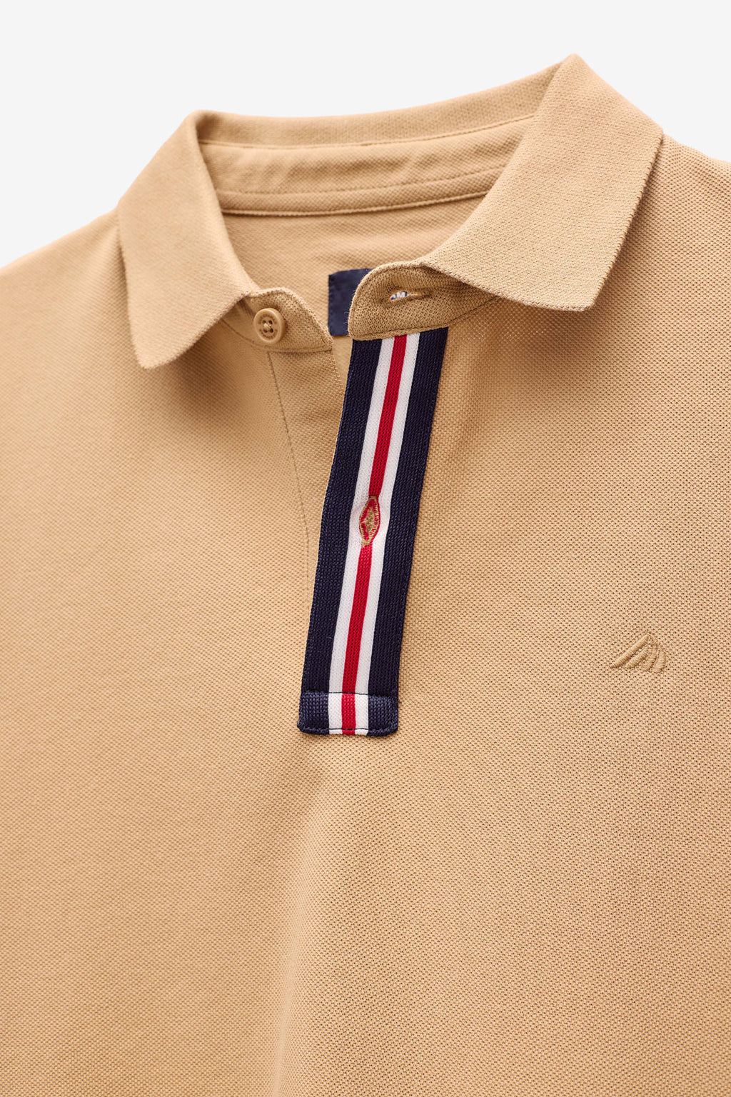 POLO PIQUET COM DETALHES NA GOLA