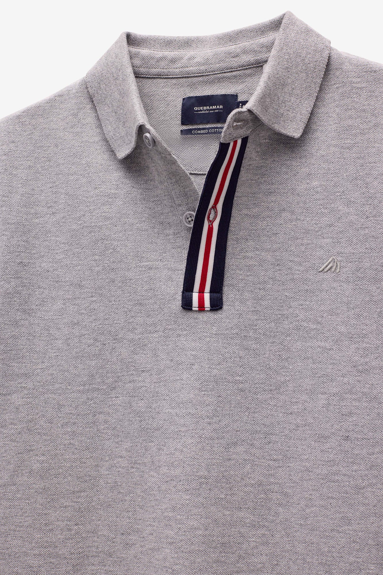 POLO PIQUET COM DETALHES NA GOLA