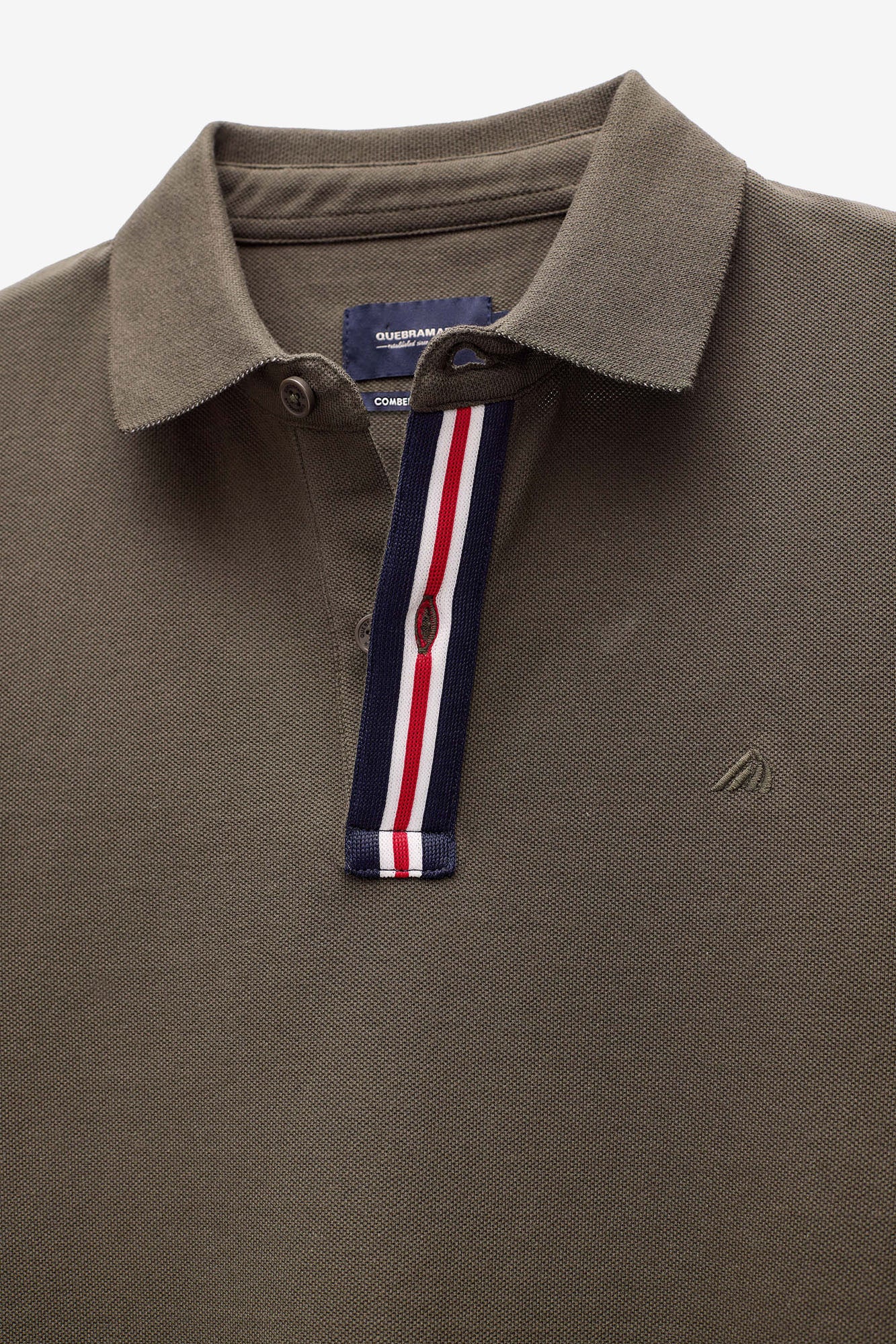 POLO PIQUET COM DETALHES NA GOLA
