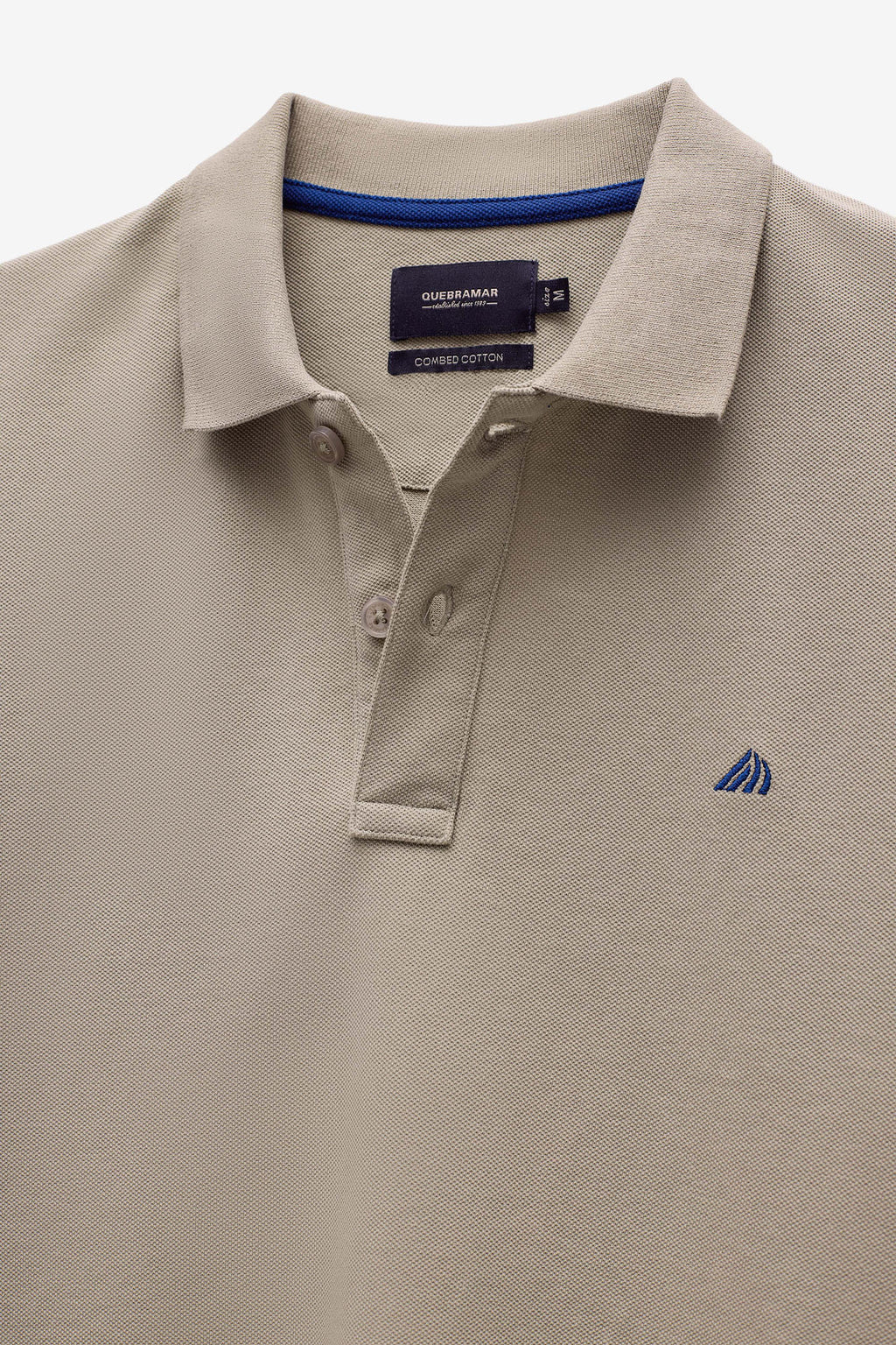 POLO PIQUÉ CON LOGO EN CONTRASTE