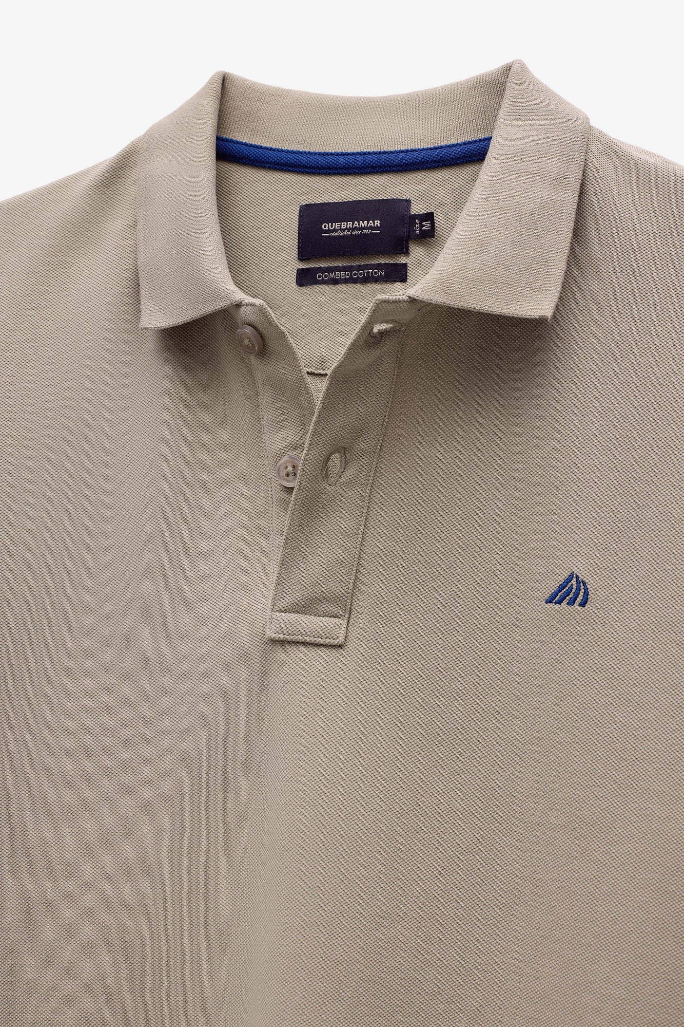 POLO PIQUÉ CON LOGO EN CONTRASTE