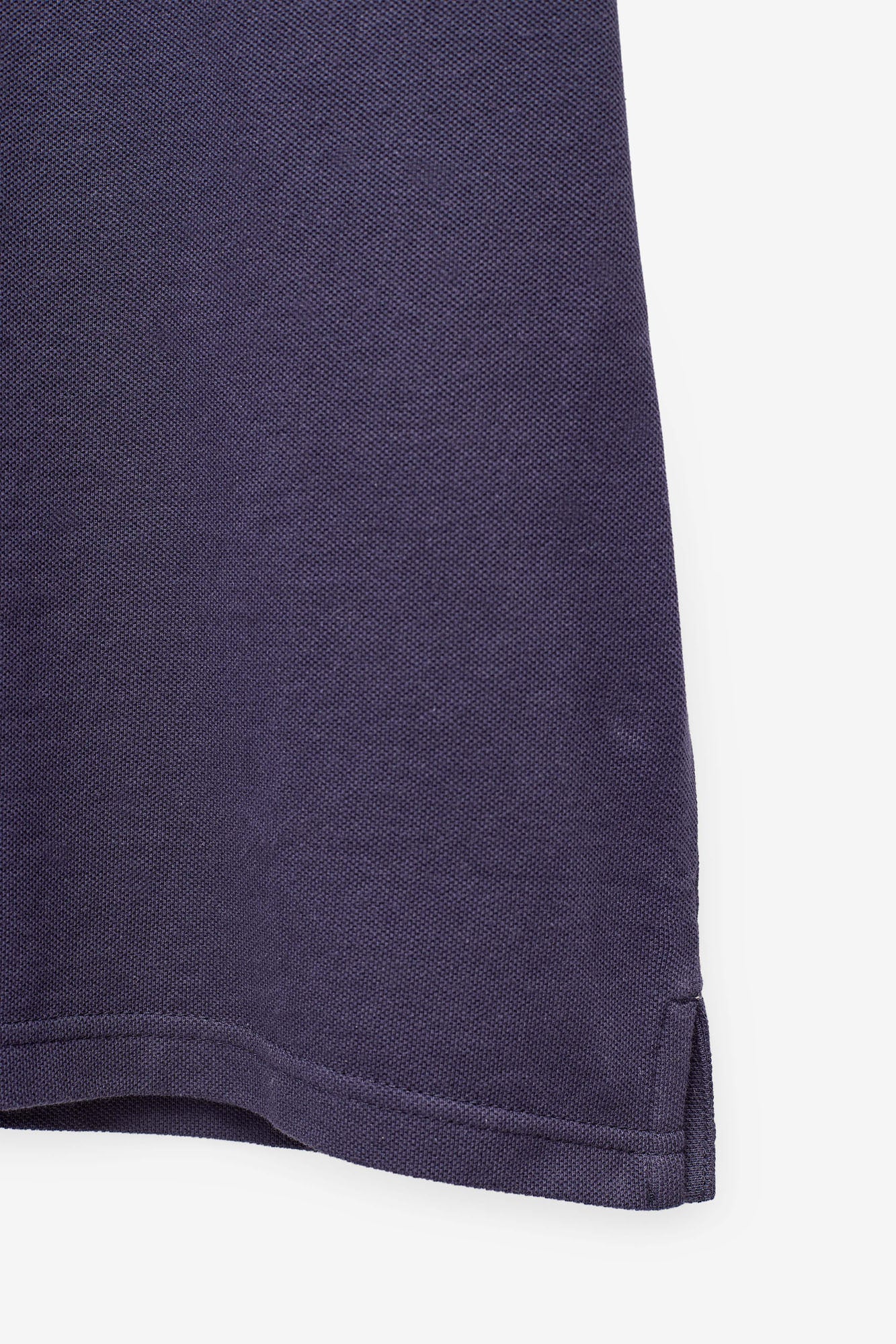 POLO COM RISCAS NA GOLA