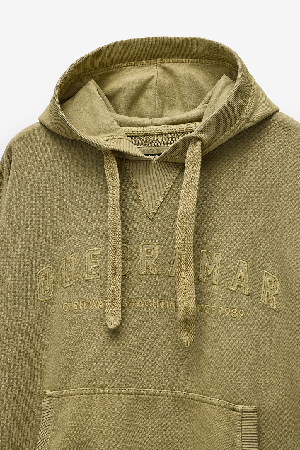 SWEATSHIRT COM CAPUZ COM BORDADO QUEBRAMAR