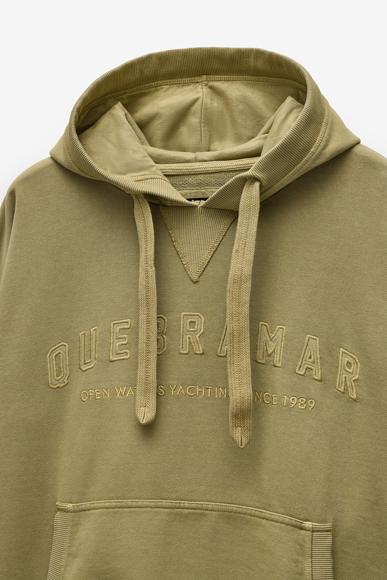 SWEATSHIRT COM CAPUZ COM BORDADO QUEBRAMAR