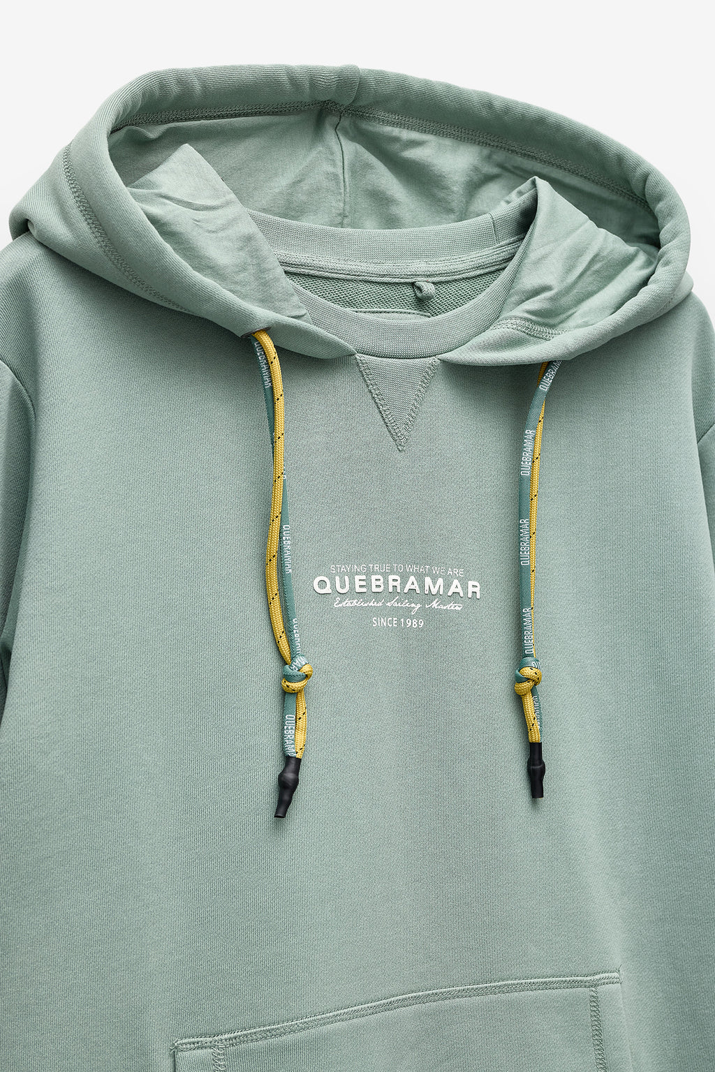 SUDADERA CON CAPUCHA Y BORDADO