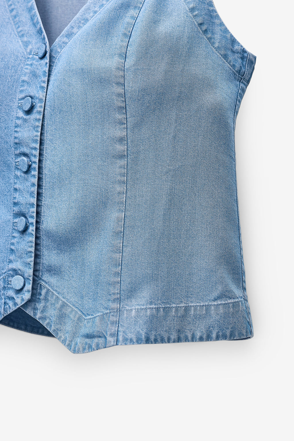 TOP COM BOTÕES EM CHAMBRAY