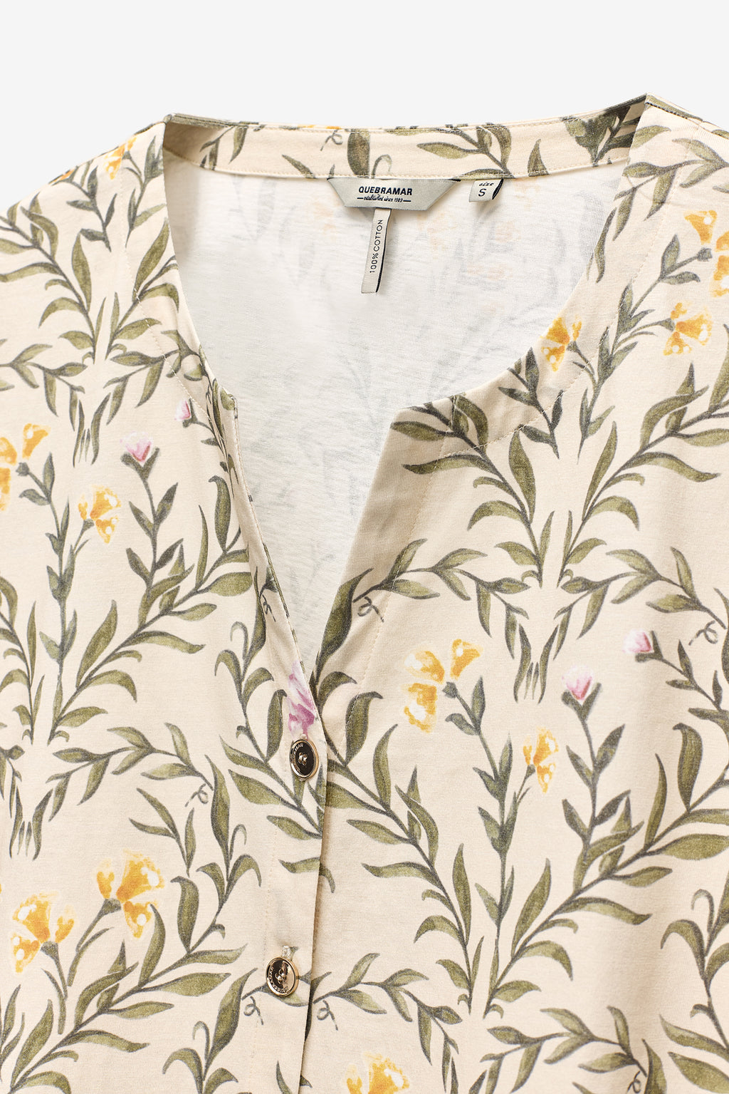 T-SHIRT ESTAMPADA COM BOTÕES