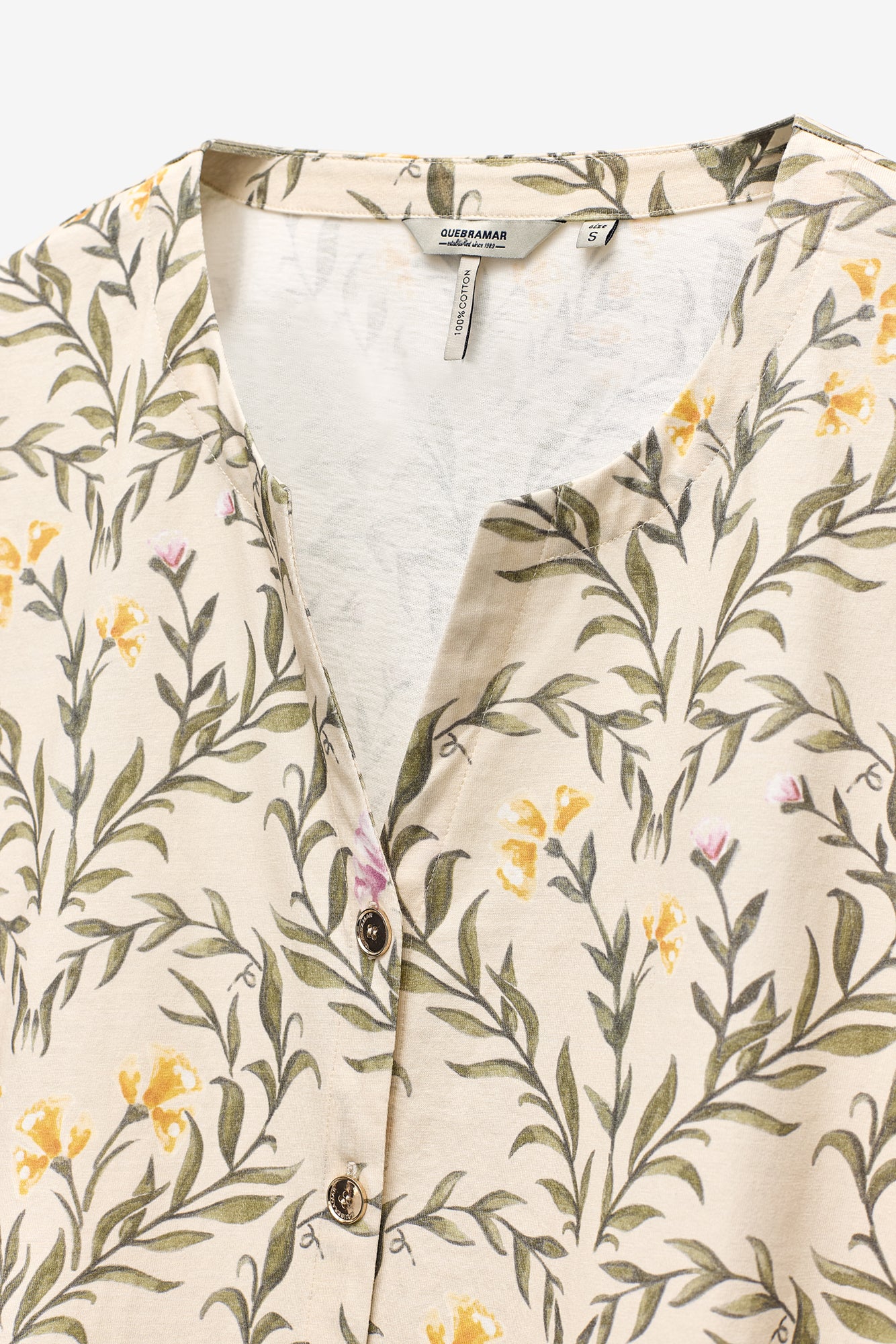 T-SHIRT ESTAMPADA COM BOTÕES