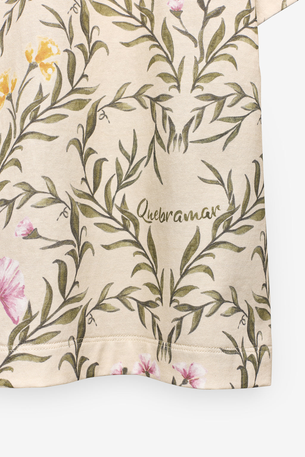 T-SHIRT ESTAMPADA COM BOTÕES