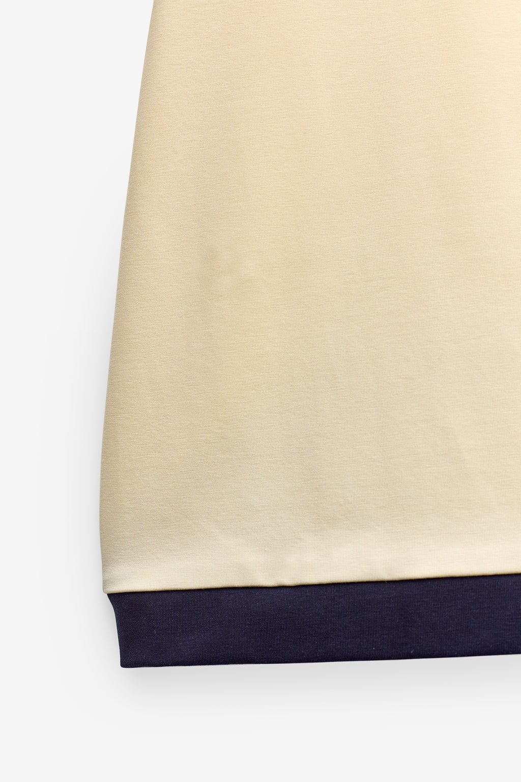CAMISETA CON BAJOS Y PUÑOS EN CONTRASTE