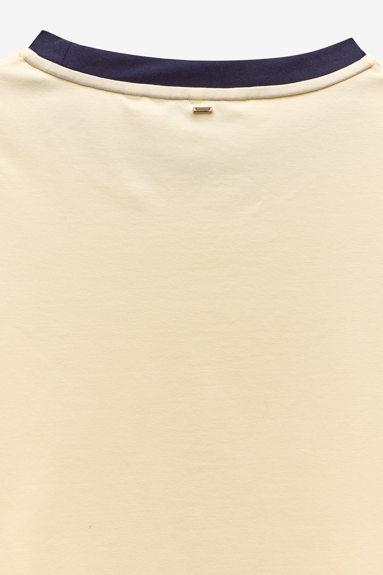 CAMISETA CON BAJOS Y PUÑOS EN CONTRASTE