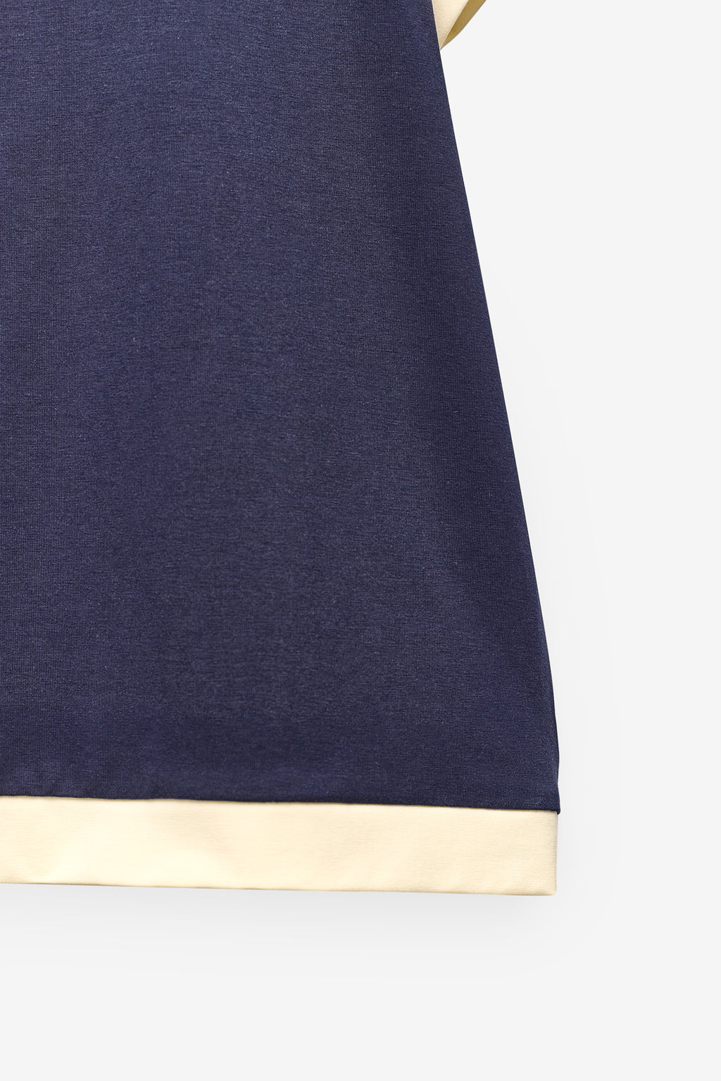 CAMISETA CON CUELLO Y PUÑOS A CONTRASTE