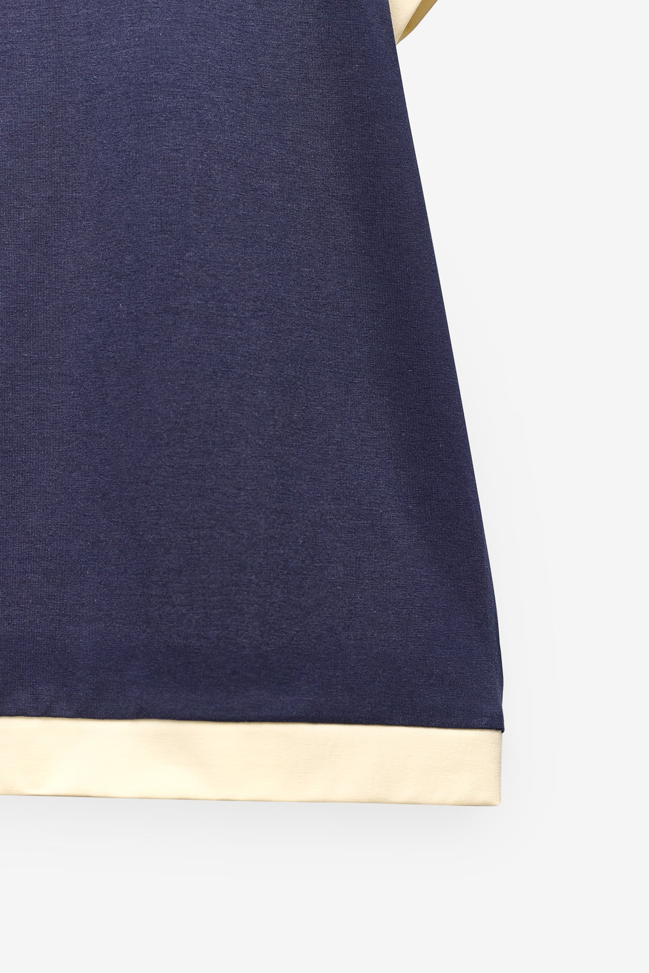T-SHIRT COM CÓS E PUNHOS EM CONTRASTE